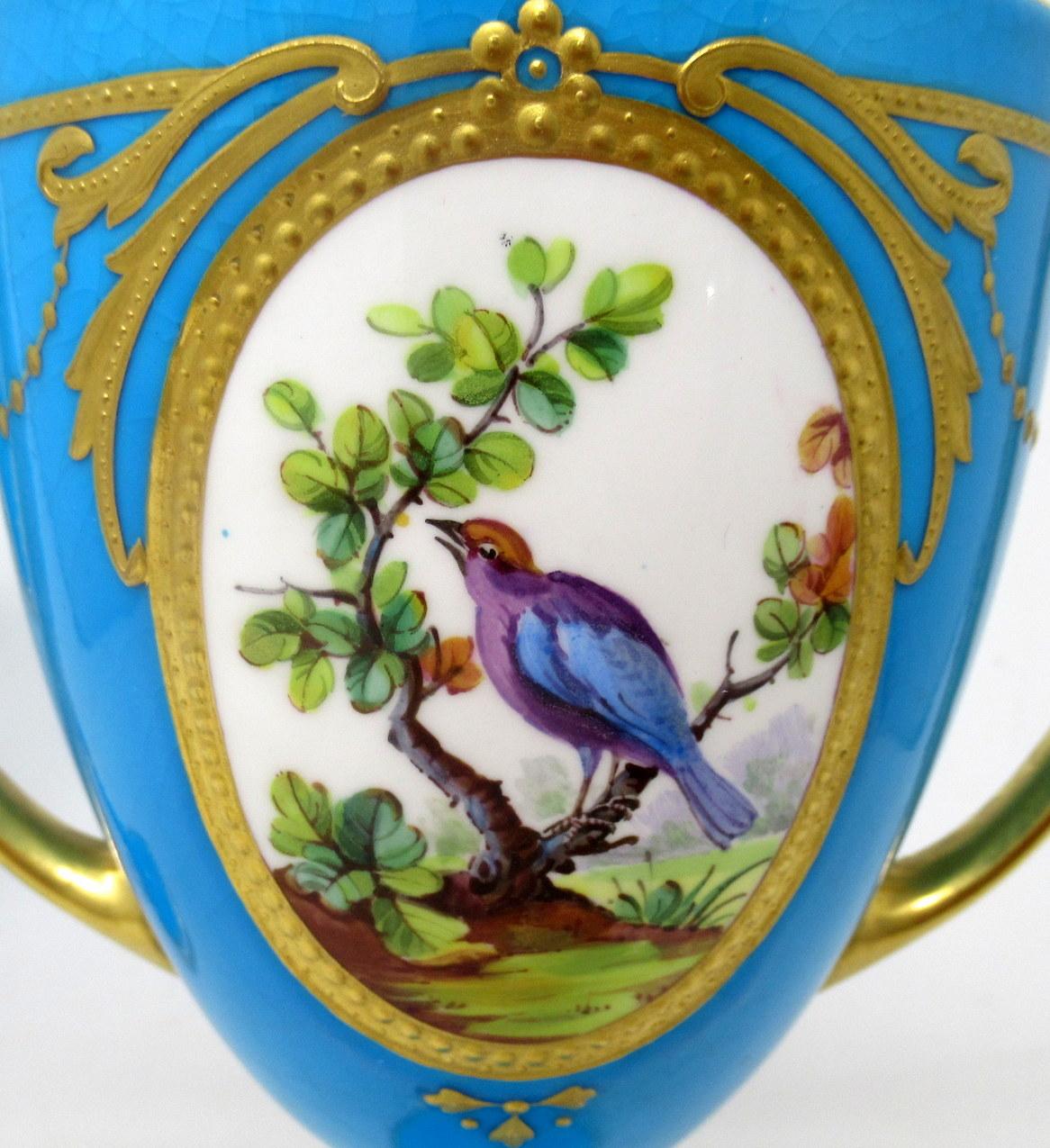 Antikes Paar Minton Staffordshire Porzellanvasen Tafelaufsätze mit Vögeln in Türkis (Englisch) im Angebot