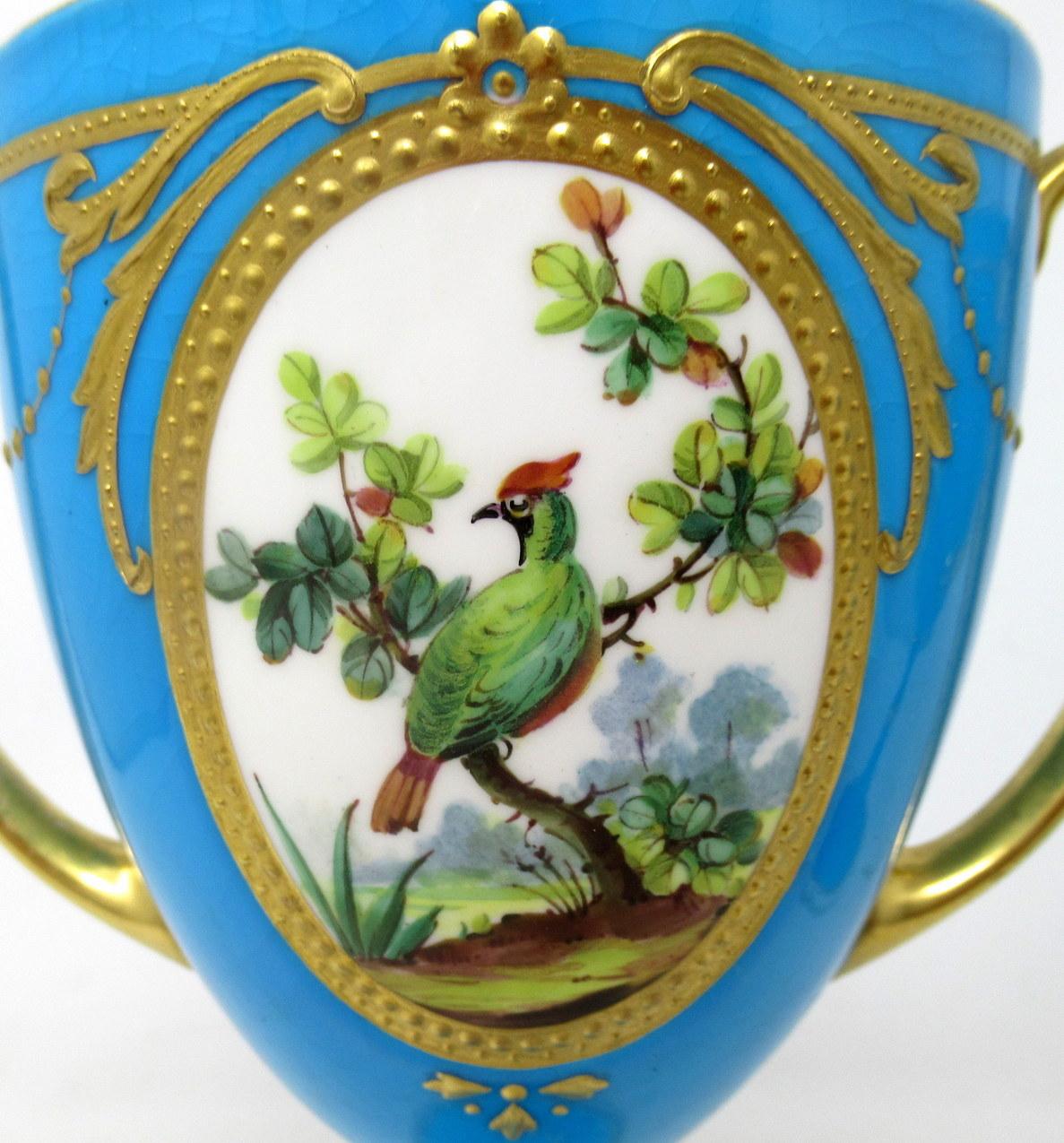 Antikes Paar Minton Staffordshire Porzellanvasen Tafelaufsätze mit Vögeln in Türkis (Handbemalt) im Angebot