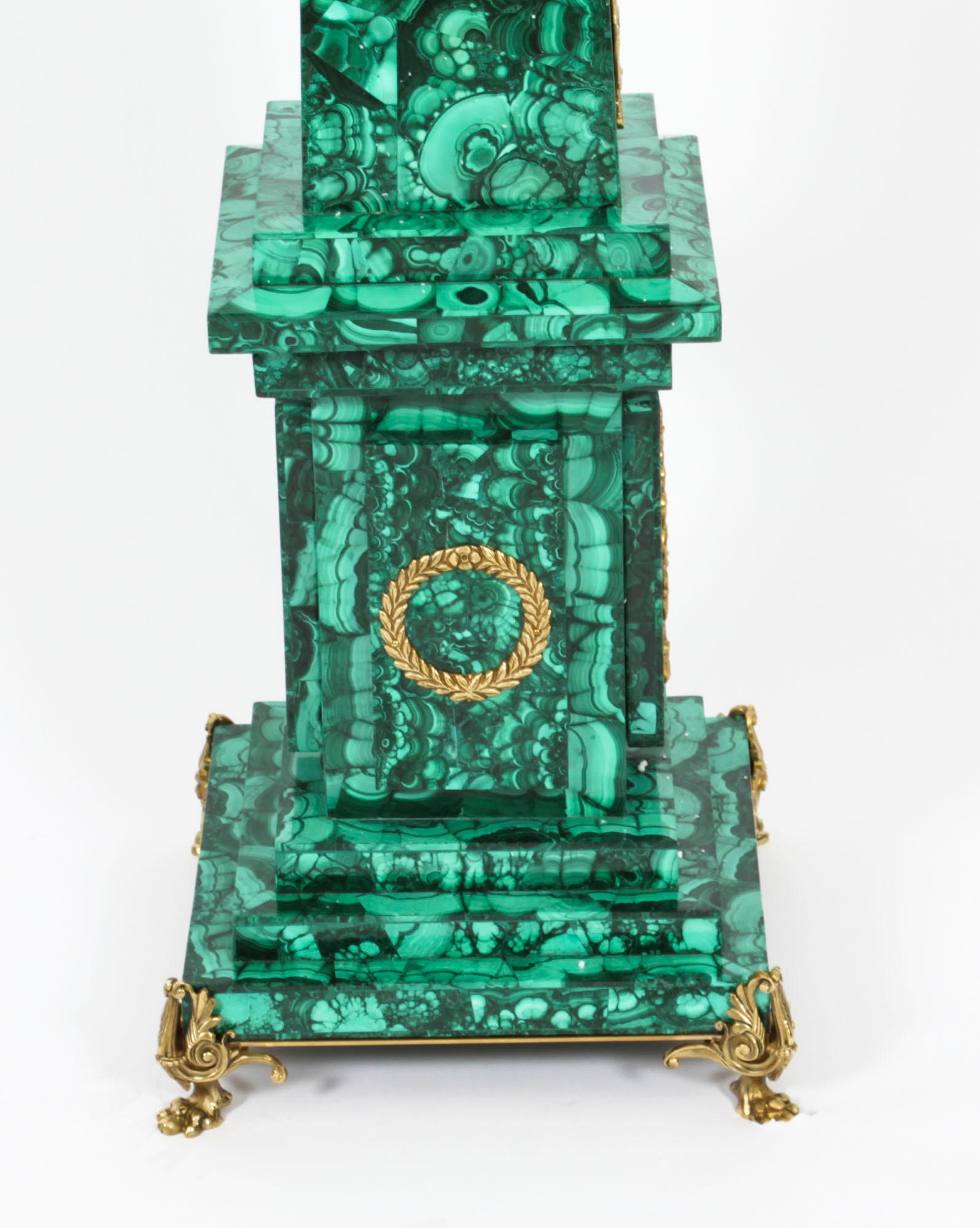 Paire d'obélisques monumentaux en malachite montés en bronze doré 20ème siècle en vente 7