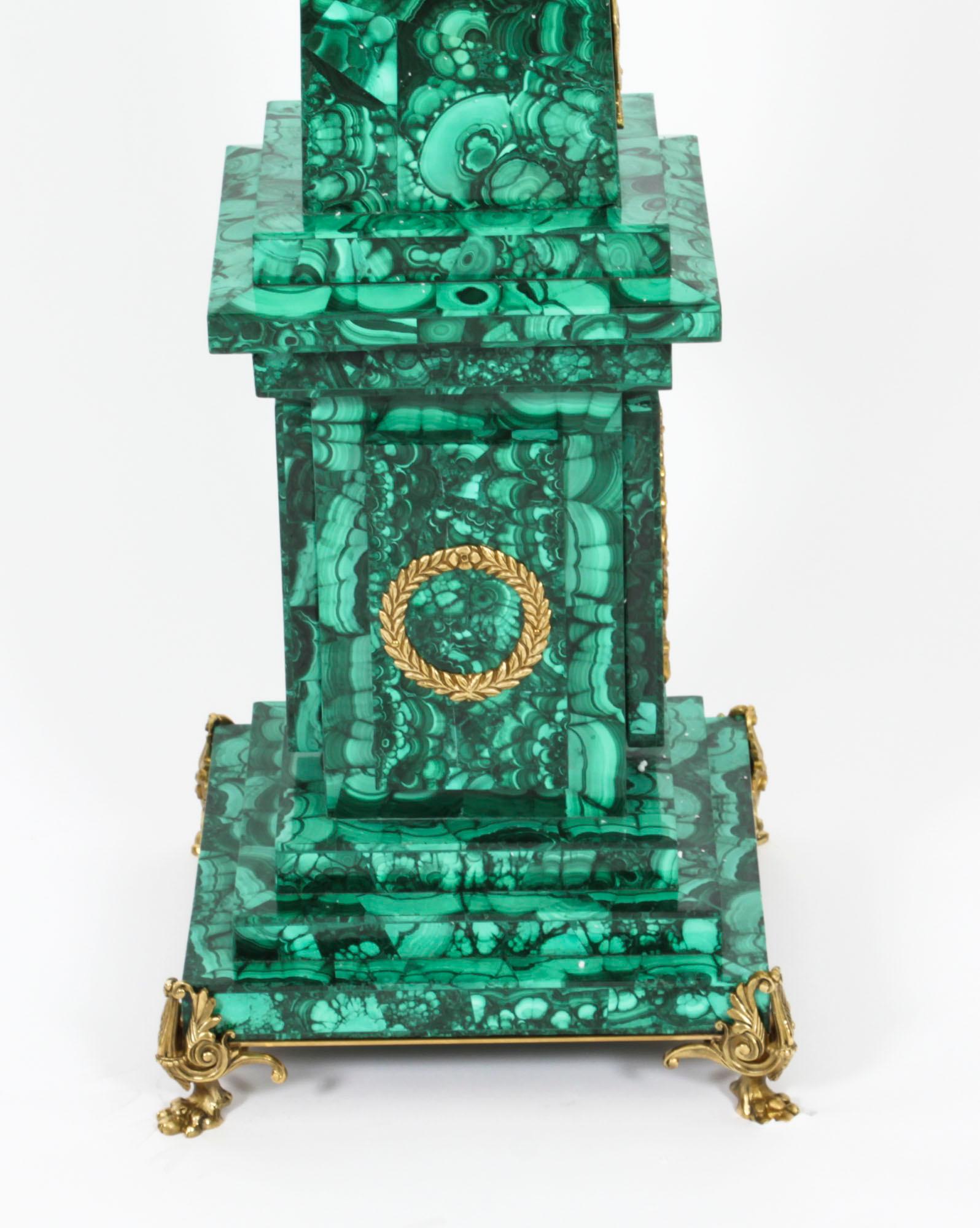 Paire d'obélisques monumentaux en malachite montés en bronze doré, années 1920 en vente 7