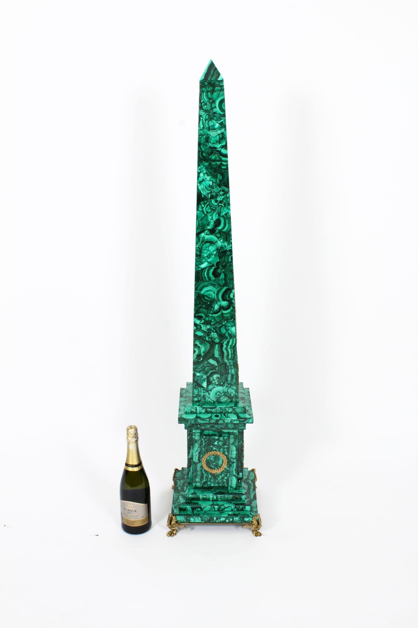 Paire d'obélisques monumentaux en malachite montés en bronze doré, années 1920 en vente 11