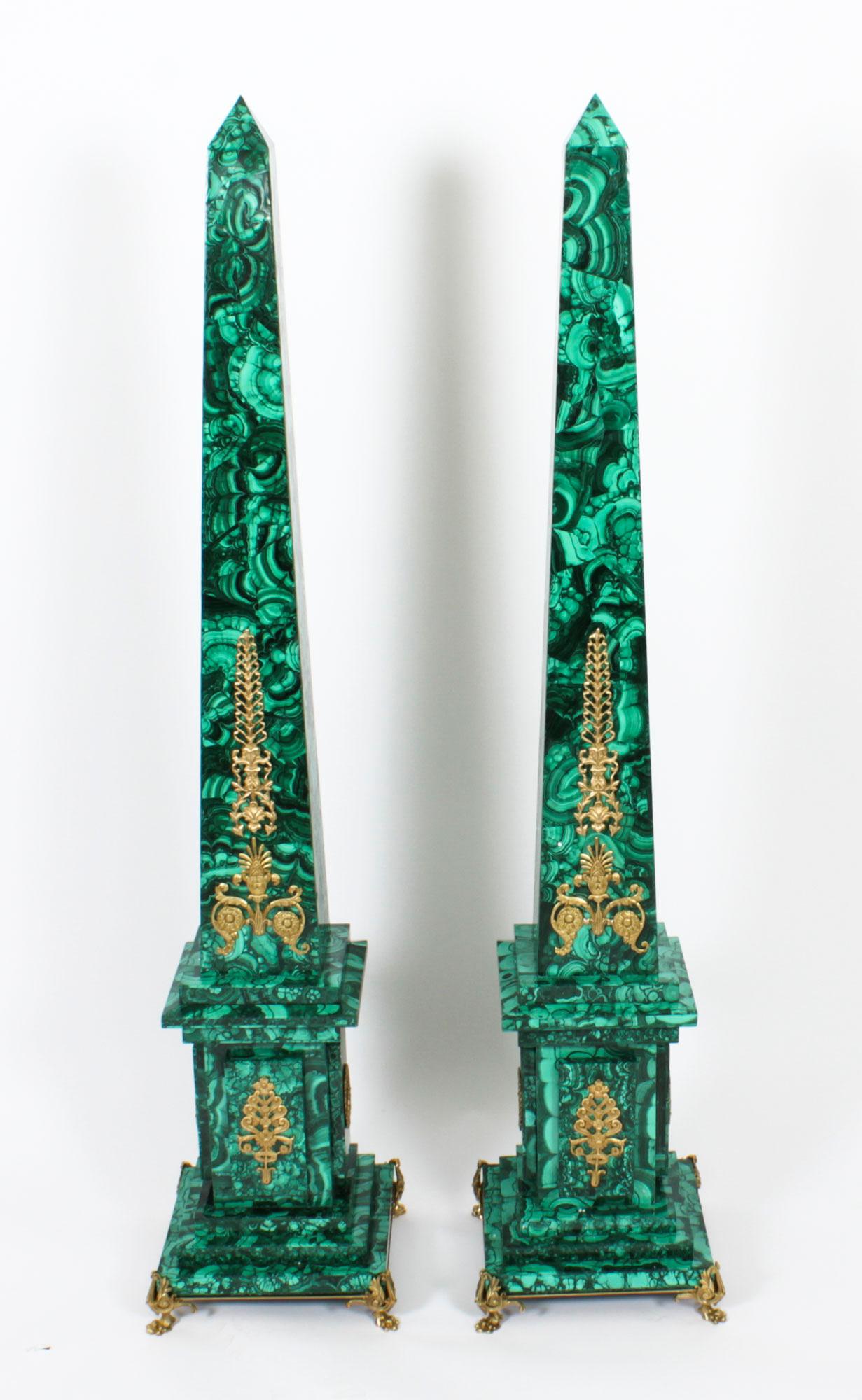 Paire d'obélisques monumentaux en malachite montés en bronze doré 20ème siècle en vente 12