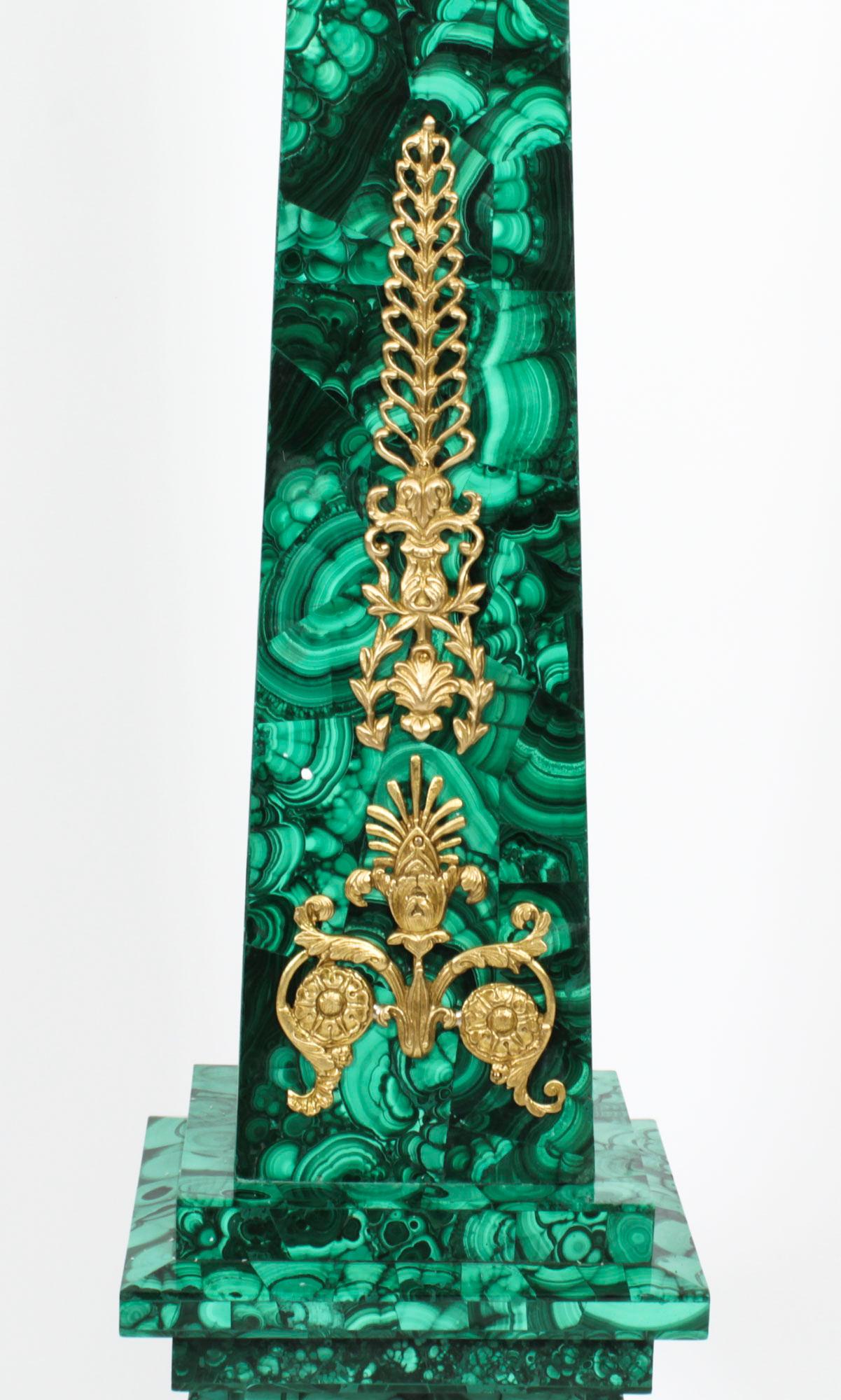 Paire d'obélisques monumentaux en malachite montés en bronze doré, années 1920 en vente 2