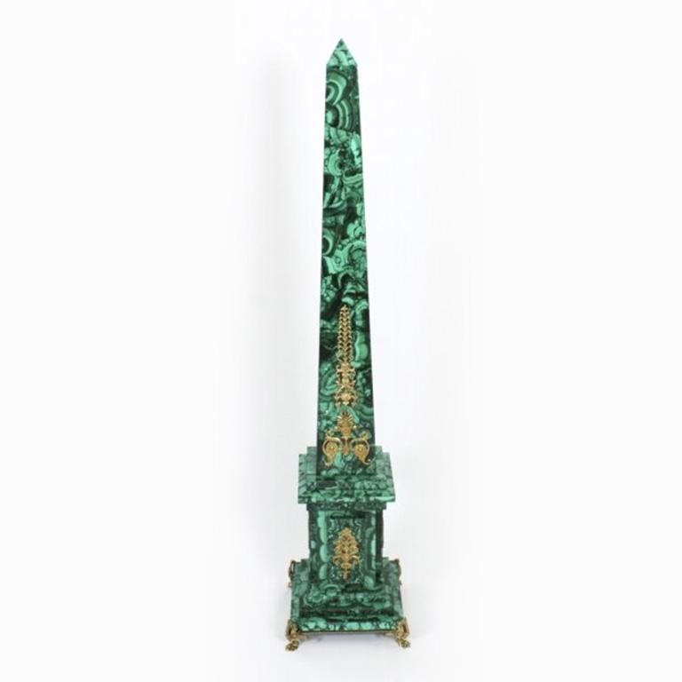 Paire d'obélisques monumentaux en malachite montés en bronze doré sur socle, années 1920 en vente 5