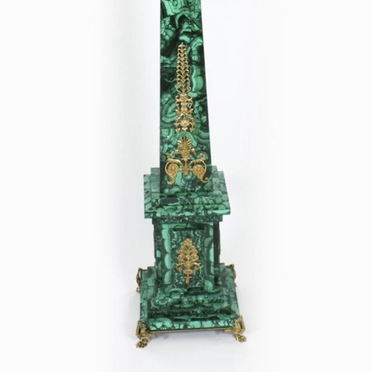 Paire d'obélisques monumentaux en malachite montés en bronze doré sur socle, années 1920 en vente 7
