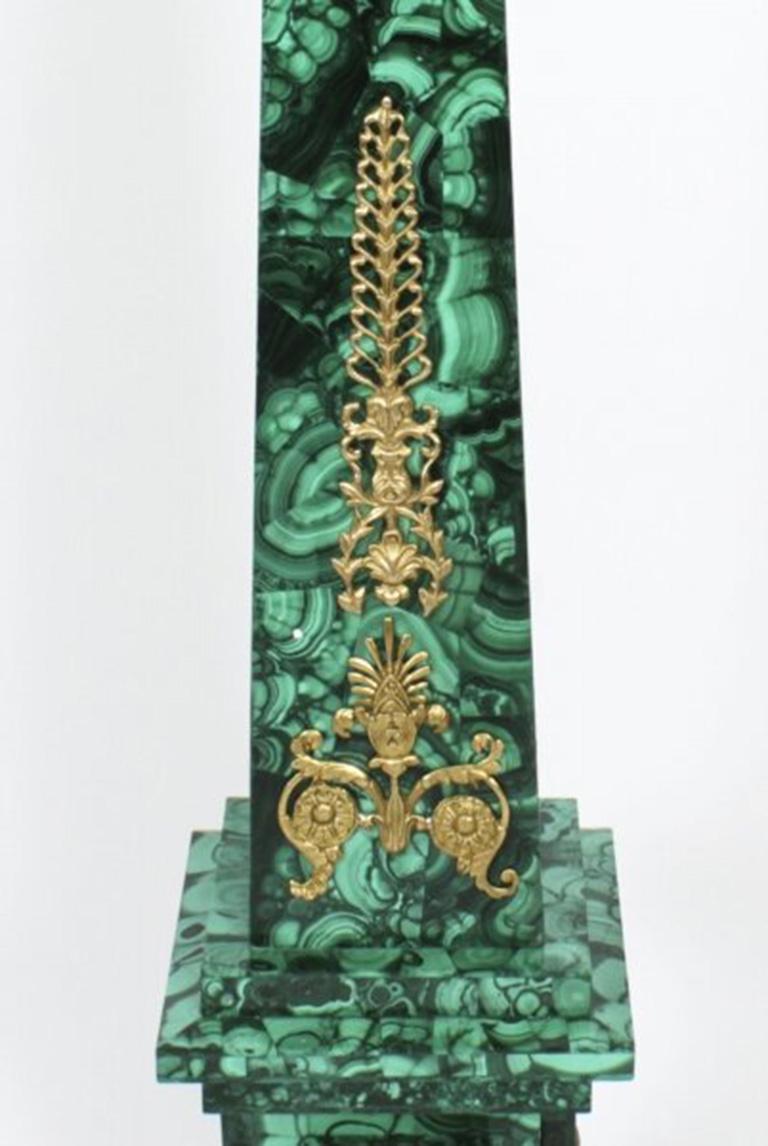 Antikes Paar monumentaler, in Goldbronze gefasster Malachit-Obelisken auf Ständern, 1920er Jahre im Angebot 10