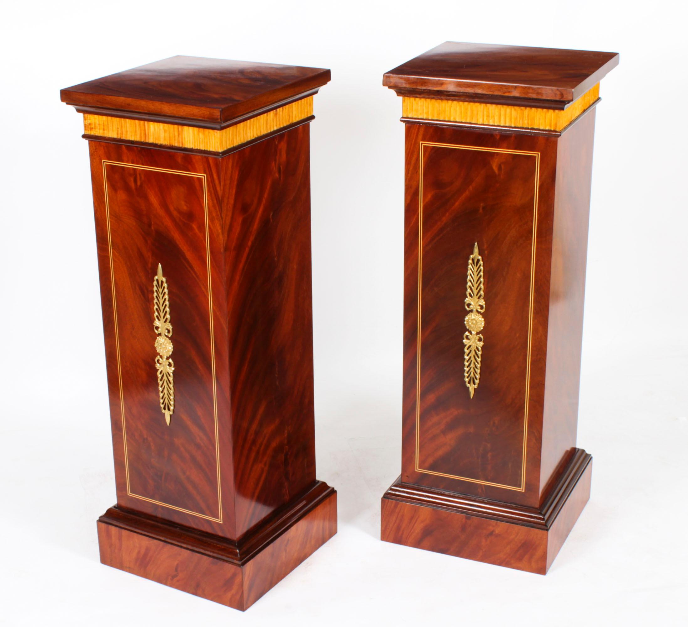 Paire d'obélisques monumentaux en malachite montés en bronze doré sur socle, années 1920 Bon état - En vente à London, GB
