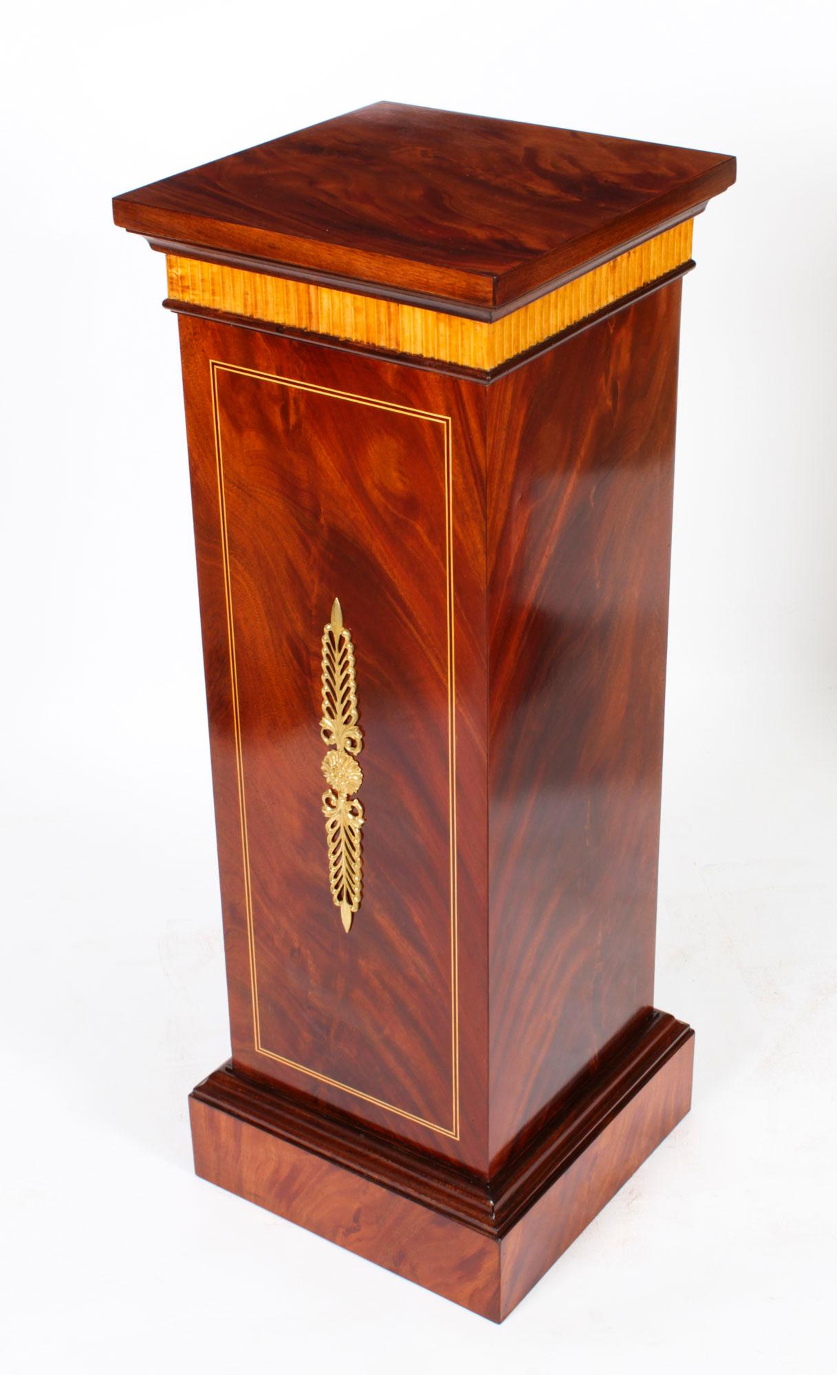 Début du 20ème siècle Paire d'obélisques monumentaux en malachite montés en bronze doré sur socle, années 1920 en vente