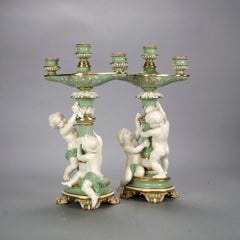 Ancienne paire de candélabres néoclassiques allemands en porcelaine de Cupidon figurative de style Minton, 19ème siècle
