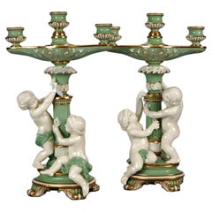 Ancienne paire de candélabres néoclassiques allemands en porcelaine de Cupidon figurative de style Minton, 19ème siècle