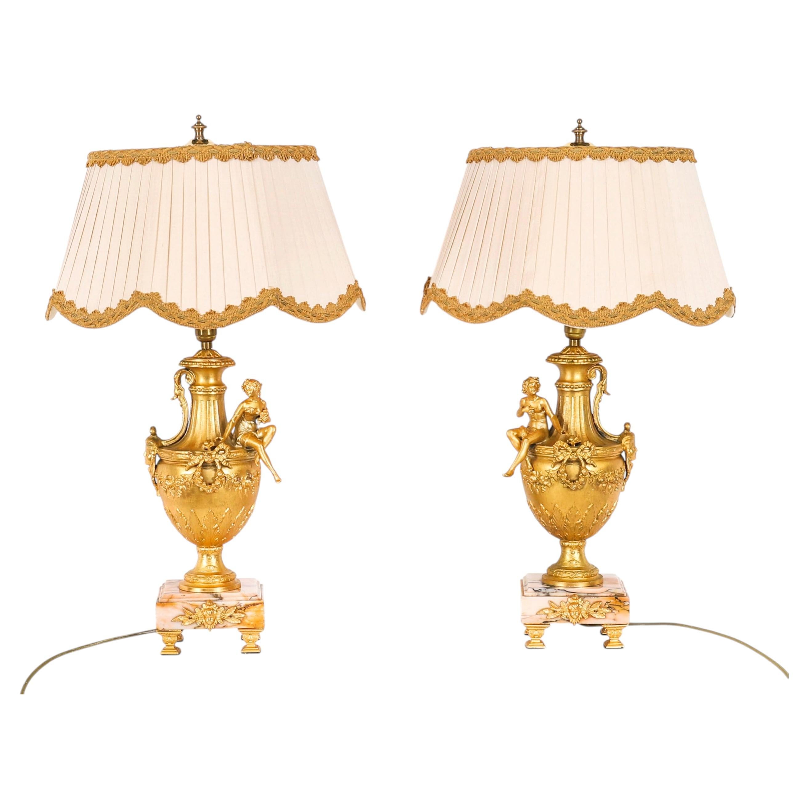 Coppia di lampade da tavolo antiche in bronzo dorato e marmo rosa in stile neoclassico, XX secolo