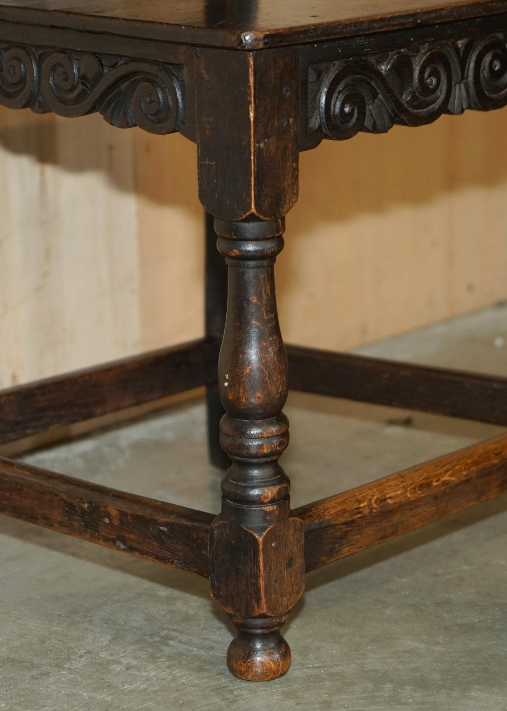 ANTIQUE PAIR OF 17TH CENTURY JACOBEAN ENGLISH OAK CHAIRS FROM THE FILM HELLBOy im Angebot 5