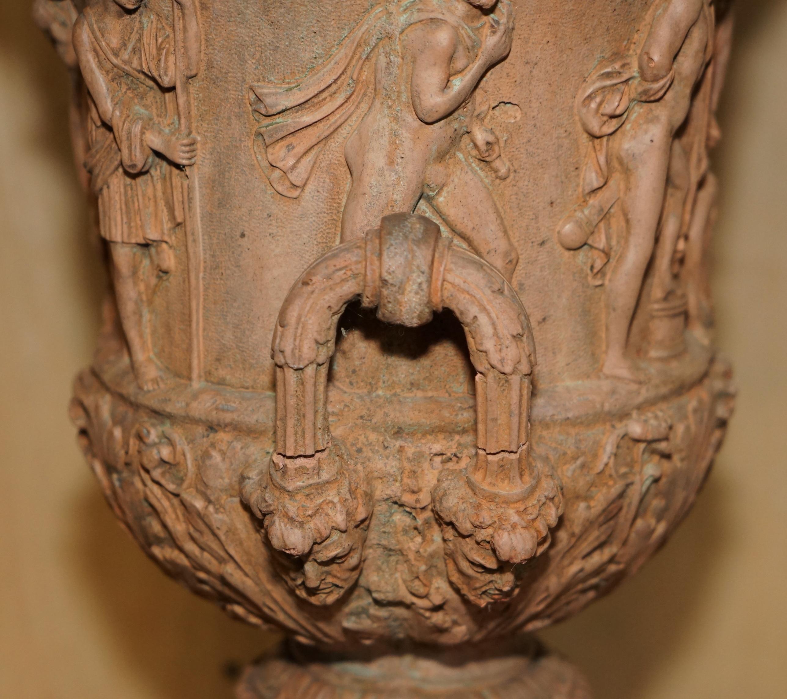 ANTiQUE PAR DE FRESCOS MEDICIS DE 1880 DE LA MITOLOGÍA GRIEGA TERRACOTTA Frascos de plantas en venta 2