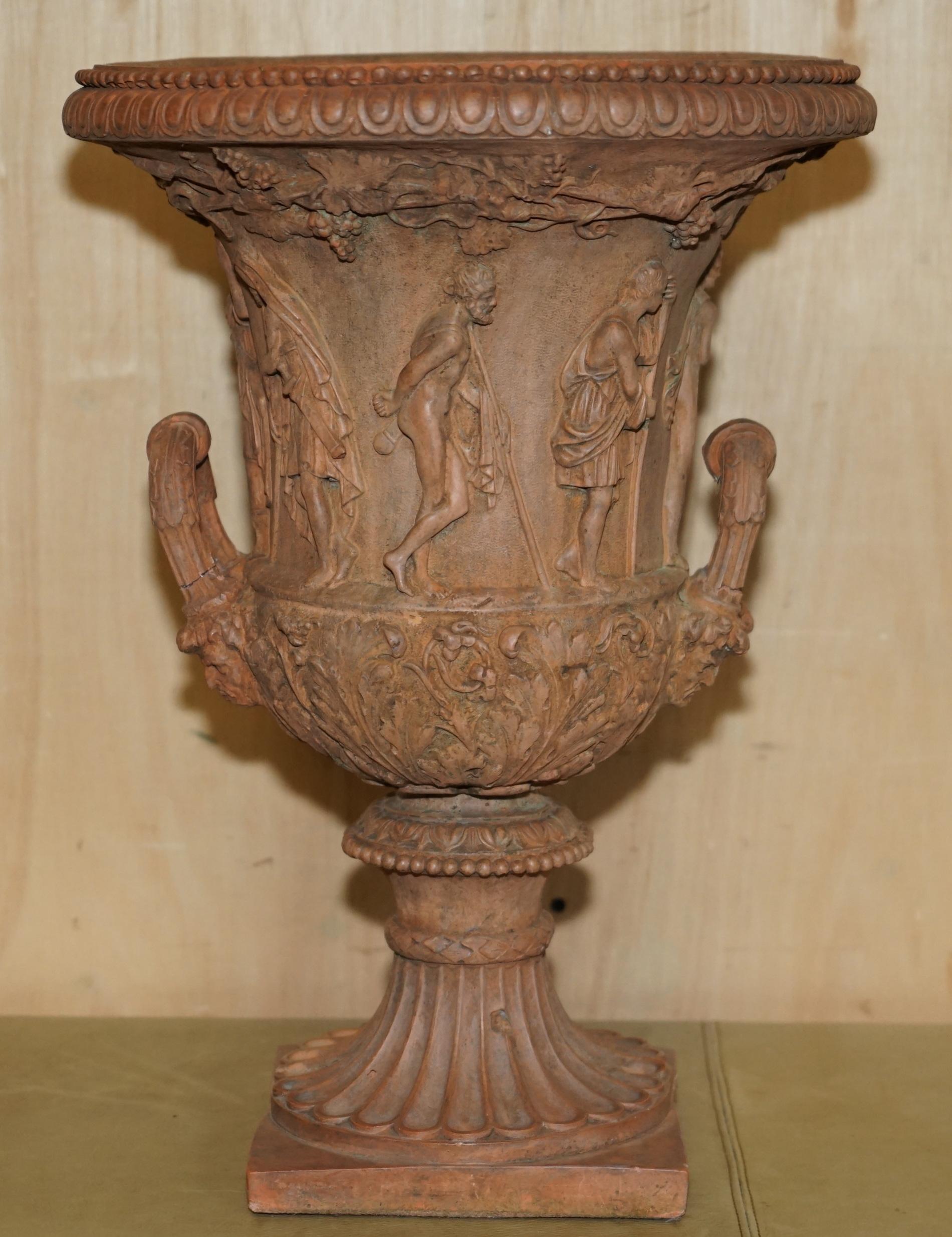 ANTiQUE PAR DE FRESCOS MEDICIS DE 1880 DE LA MITOLOGÍA GRIEGA TERRACOTTA Frascos de plantas en venta 3