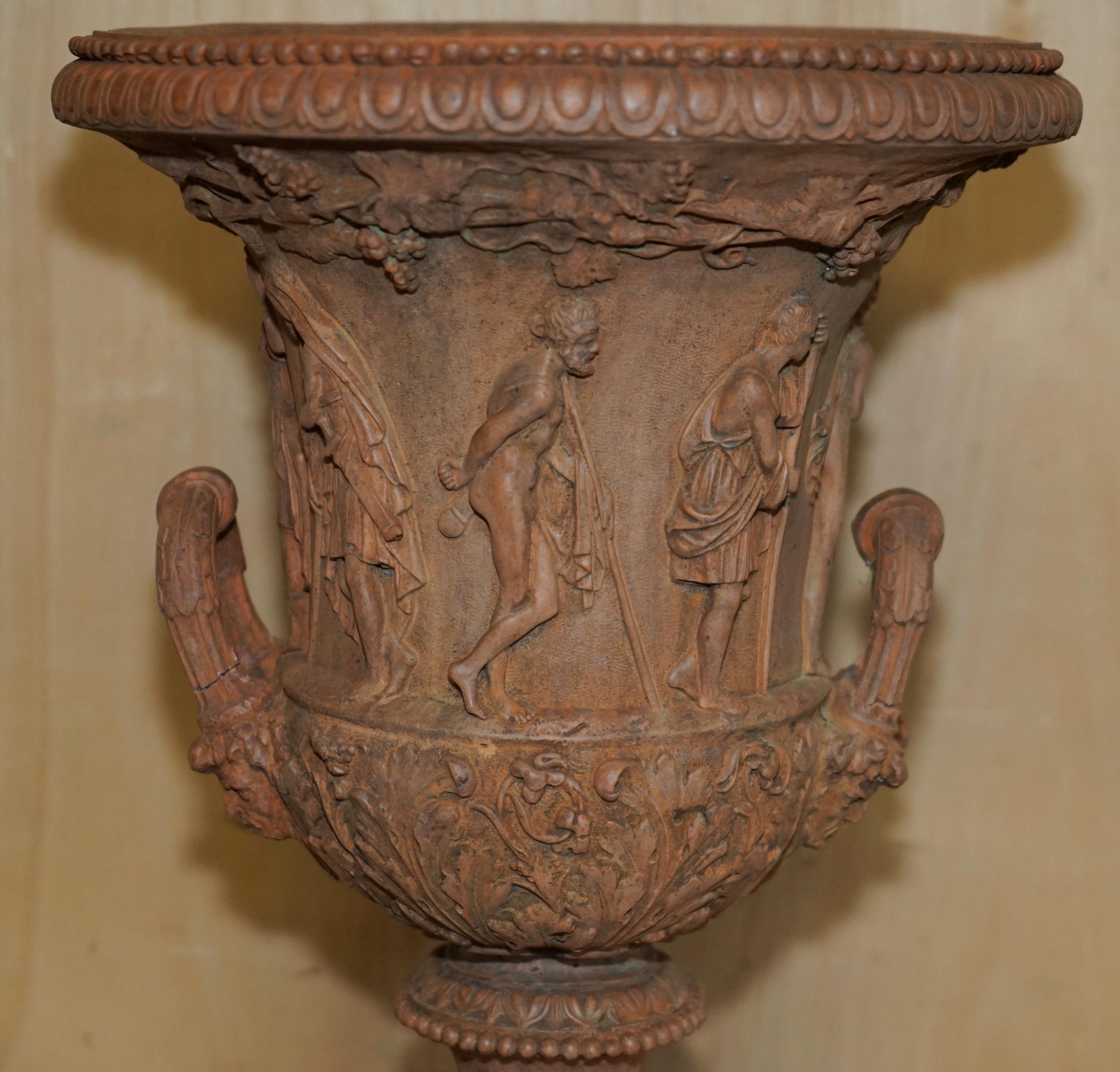 ANTiQUE PAR DE FRESCOS MEDICIS DE 1880 DE LA MITOLOGÍA GRIEGA TERRACOTTA Frascos de plantas en venta 4