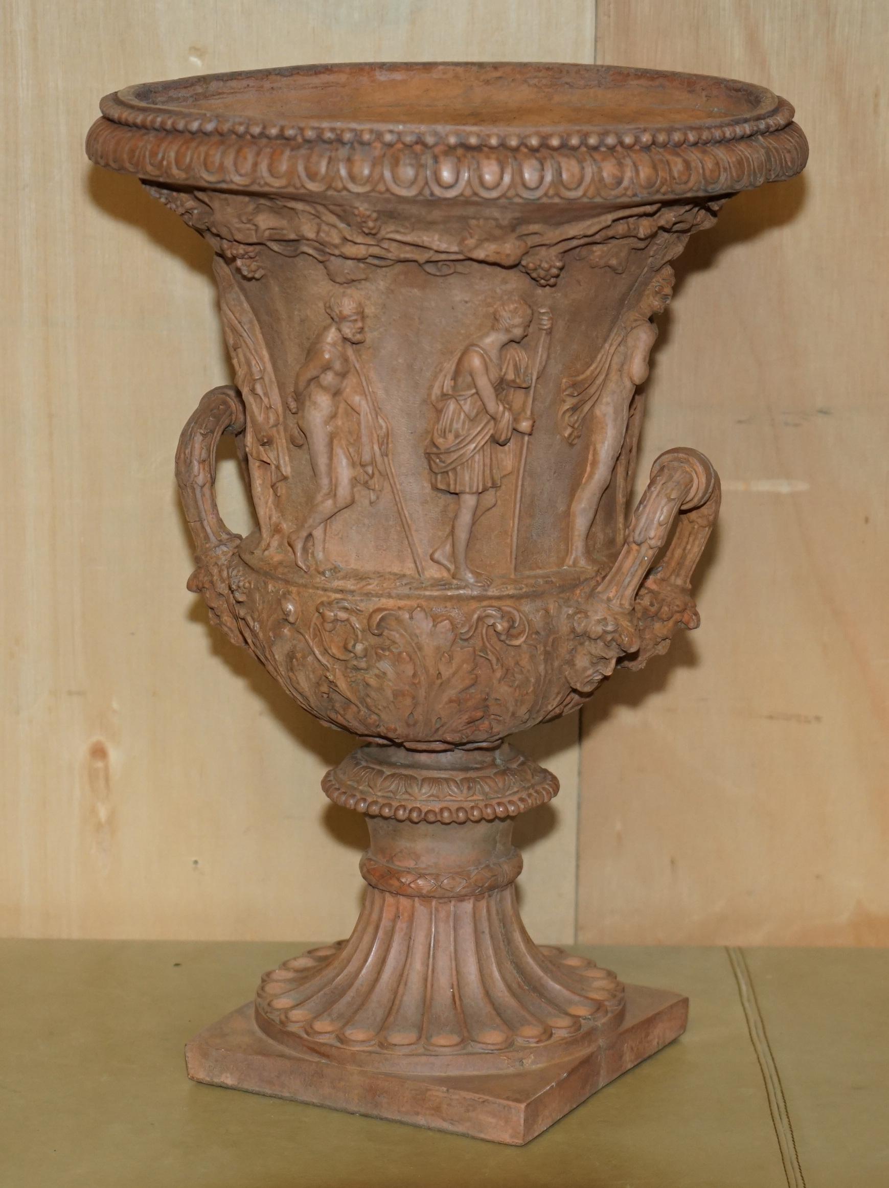 ANTiQUE PAR DE FRESCOS MEDICIS DE 1880 DE LA MITOLOGÍA GRIEGA TERRACOTTA Frascos de plantas en venta 5