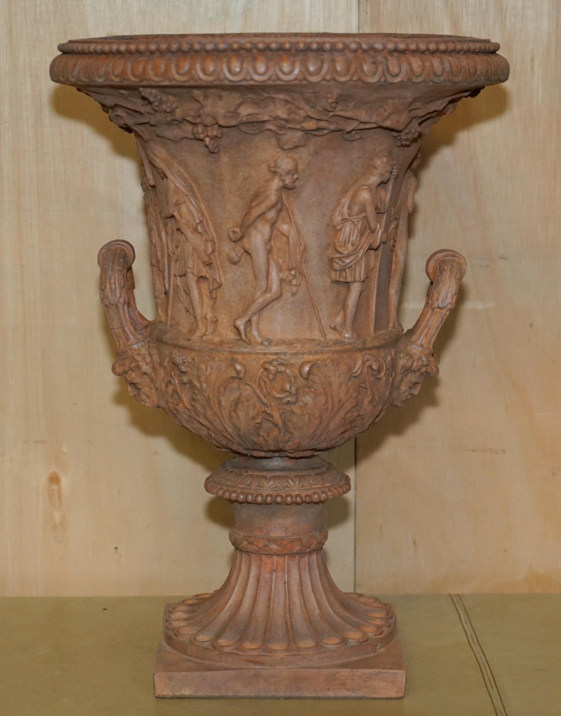 ANTiQUE PAR DE FRESCOS MEDICIS DE 1880 DE LA MITOLOGÍA GRIEGA TERRACOTTA Frascos de plantas en venta 6