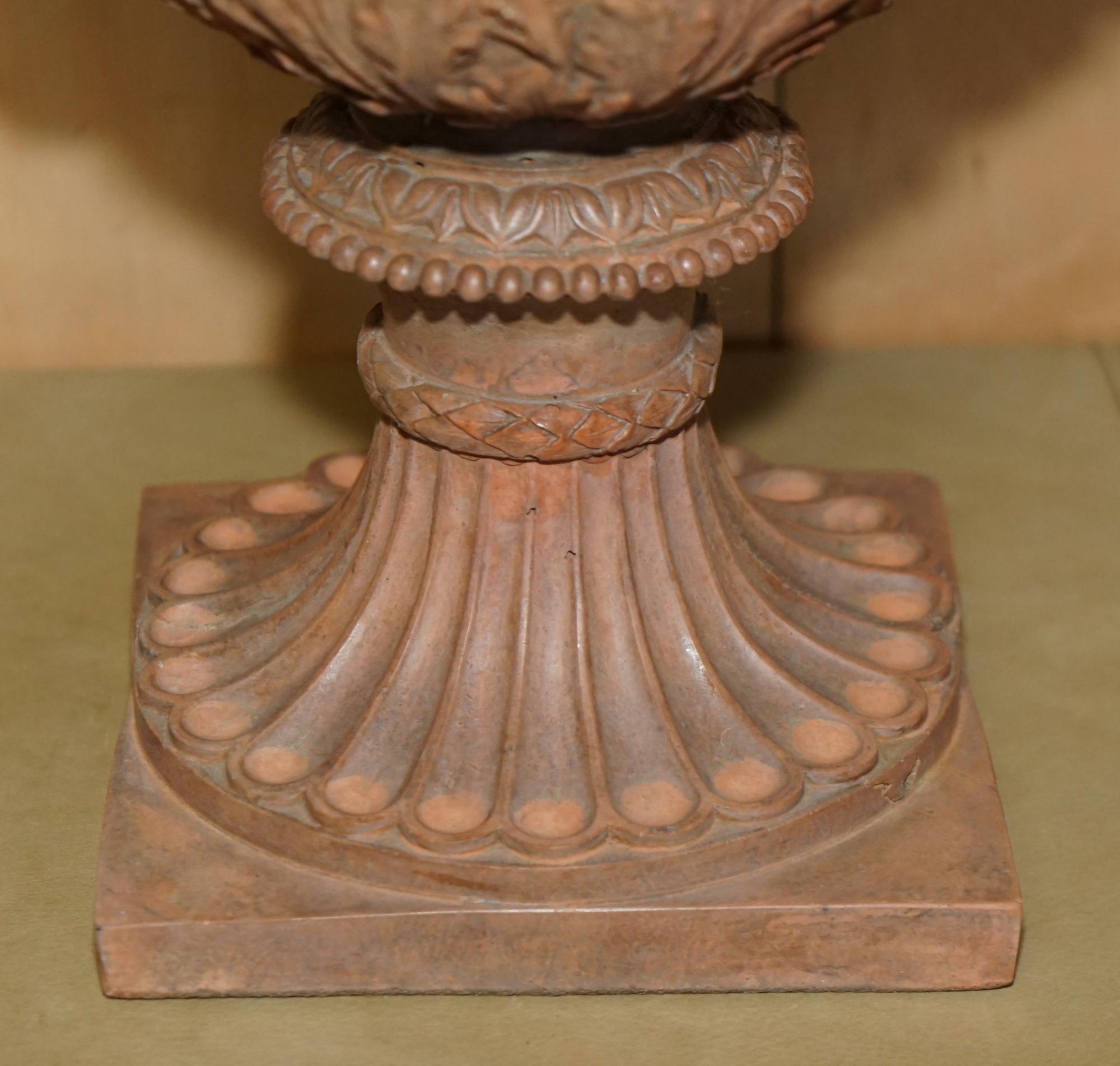 ANTiQUE PAR DE FRESCOS MEDICIS DE 1880 DE LA MITOLOGÍA GRIEGA TERRACOTTA Frascos de plantas en venta 7