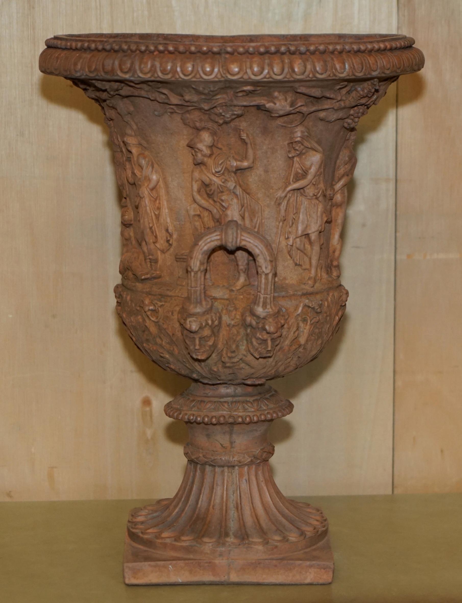 ANTiQUE PAR DE FRESCOS MEDICIS DE 1880 DE LA MITOLOGÍA GRIEGA TERRACOTTA Frascos de plantas en venta 8