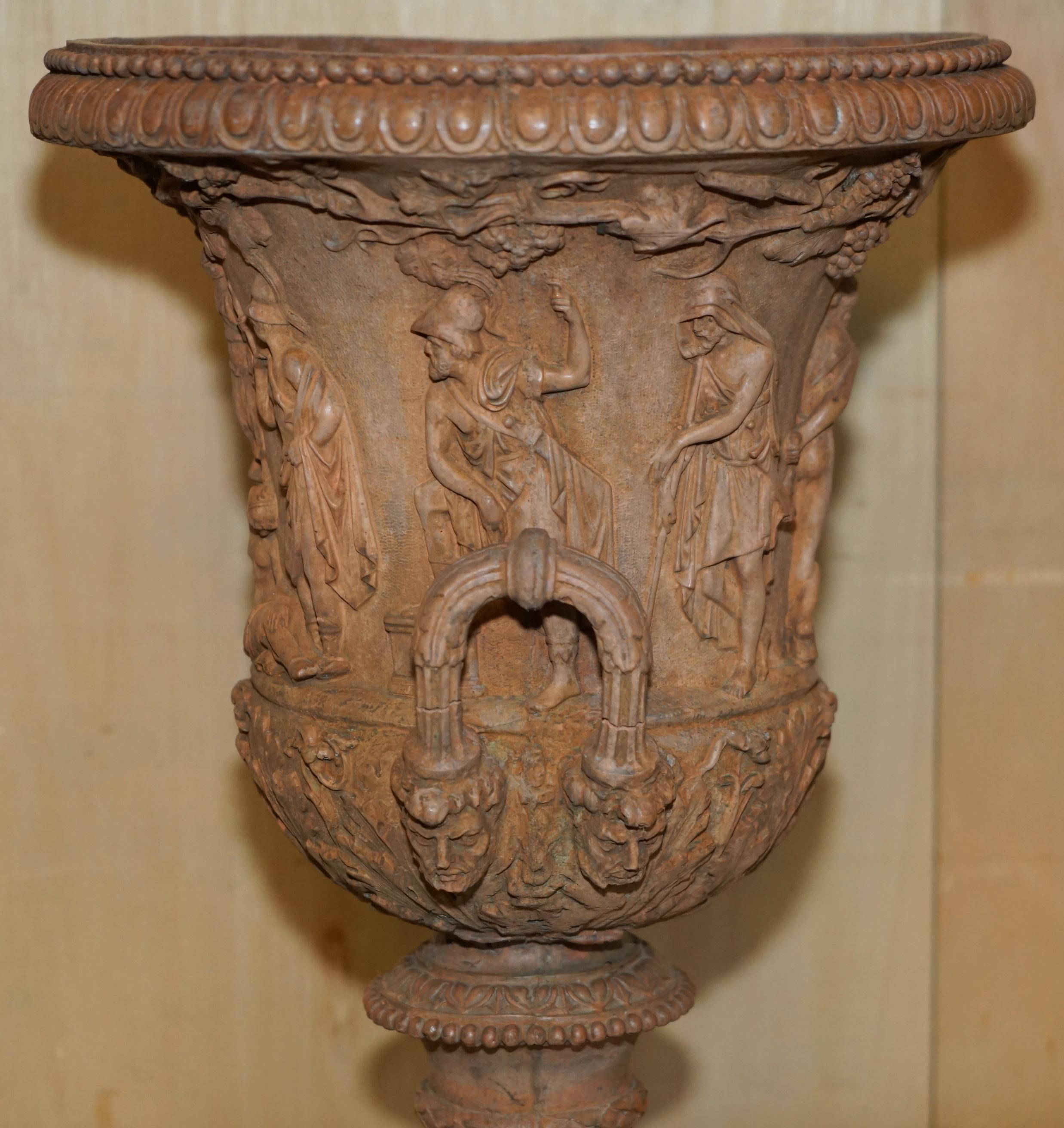 ANTiQUE PAR DE FRESCOS MEDICIS DE 1880 DE LA MITOLOGÍA GRIEGA TERRACOTTA Frascos de plantas en venta 9