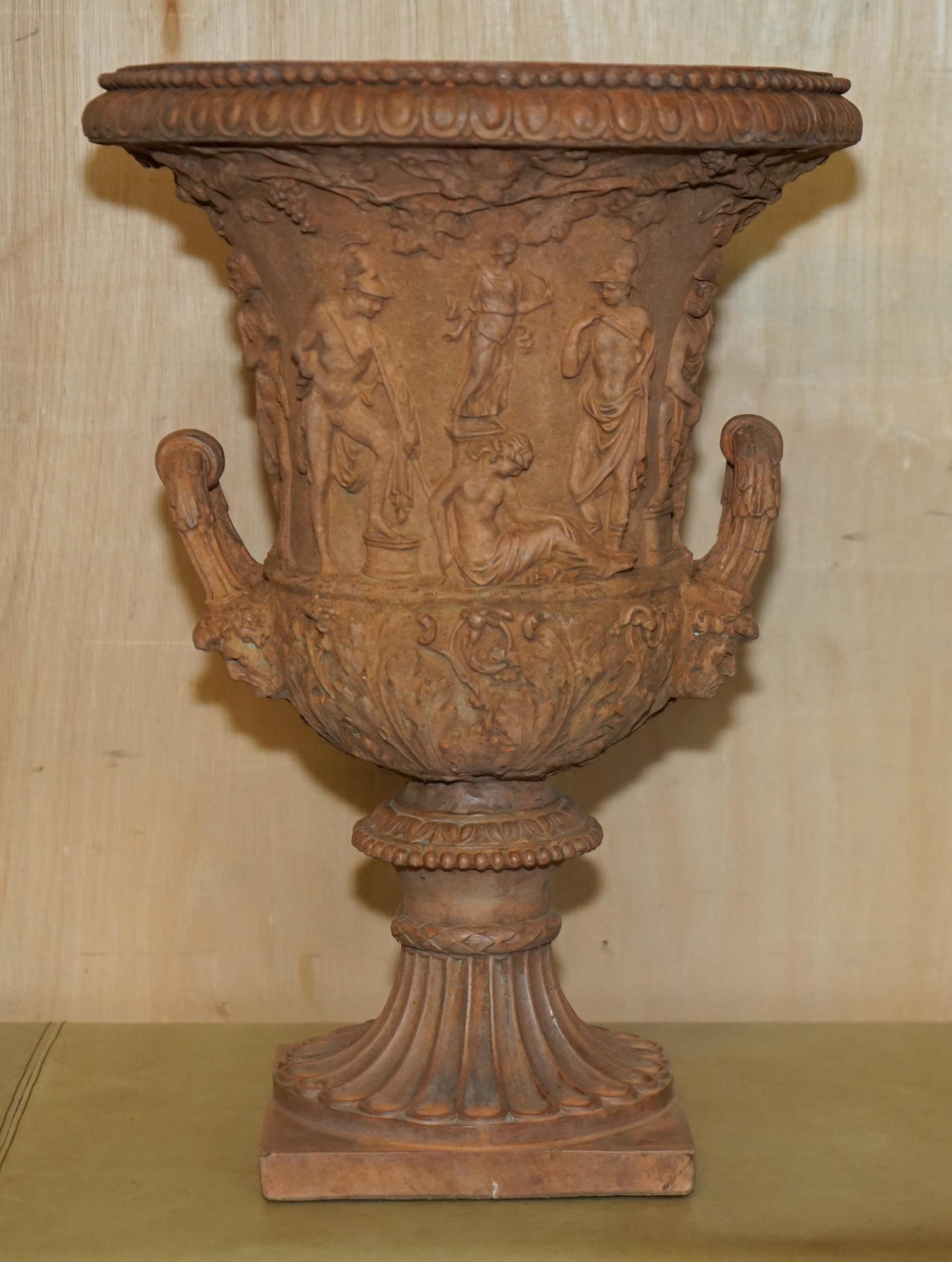 ANTiQUE PAR DE FRESCOS MEDICIS DE 1880 DE LA MITOLOGÍA GRIEGA TERRACOTTA Frascos de plantas en venta 10