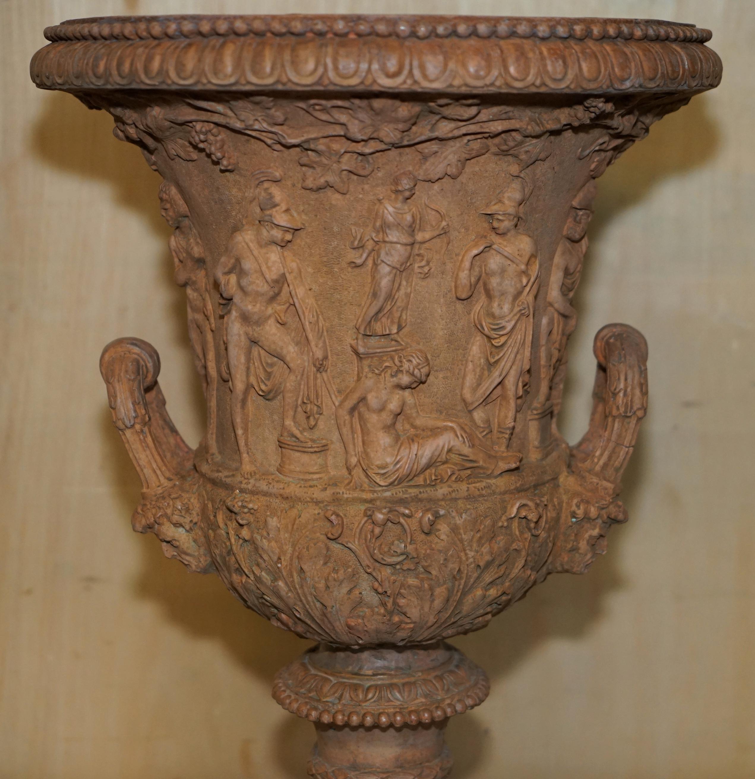 ANTiQUE PAR DE FRESCOS MEDICIS DE 1880 DE LA MITOLOGÍA GRIEGA TERRACOTTA Frascos de plantas en venta 11