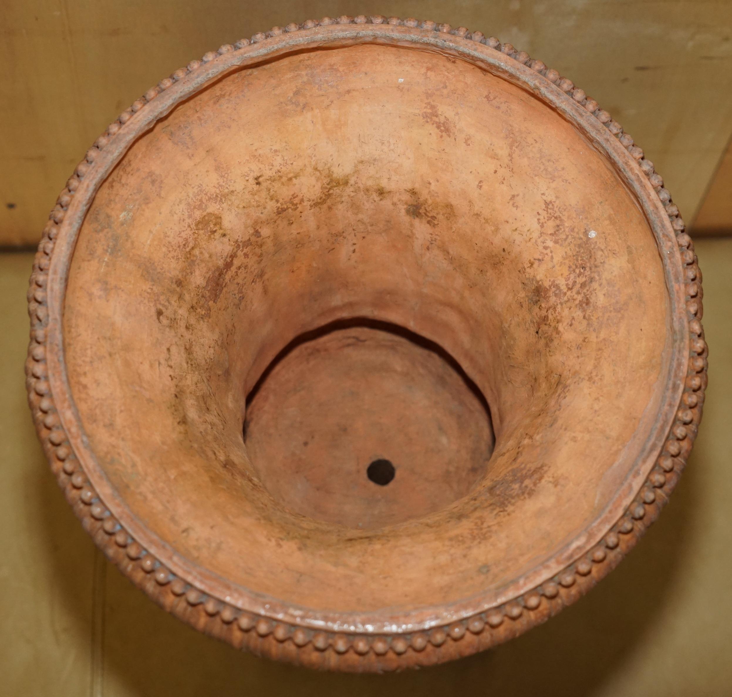 ANTiQUE PAR DE FRESCOS MEDICIS DE 1880 DE LA MITOLOGÍA GRIEGA TERRACOTTA Frascos de plantas en venta 12