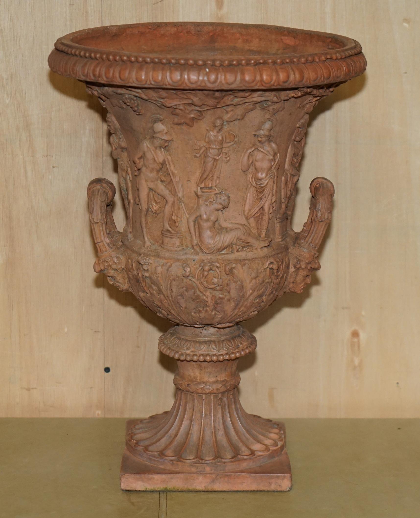 ANTiQUE PAR DE FRESCOS MEDICIS DE 1880 DE LA MITOLOGÍA GRIEGA TERRACOTTA Frascos de plantas Victoriano en venta