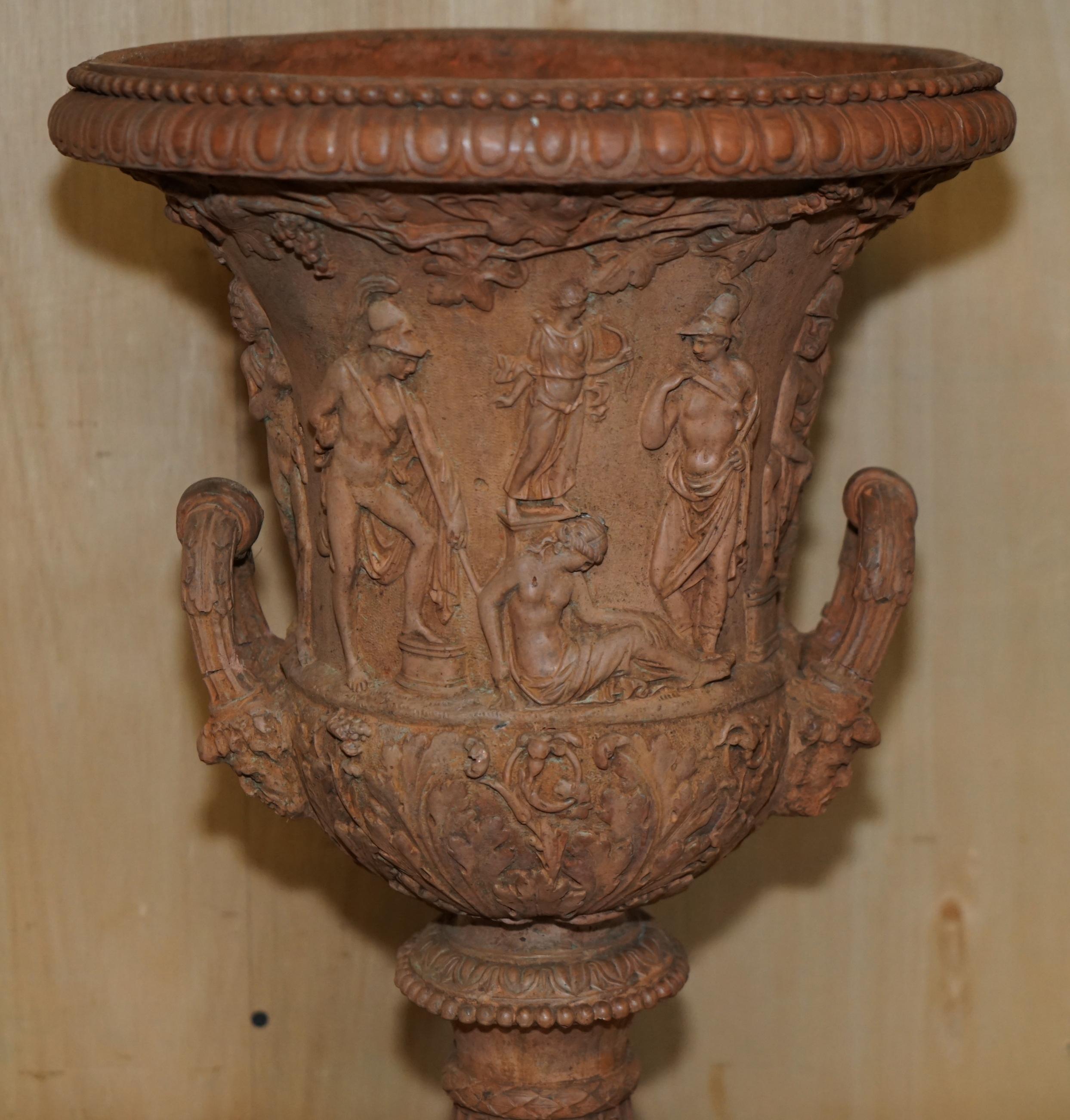 ANTiQUE PAR DE FRESCOS MEDICIS DE 1880 DE LA MITOLOGÍA GRIEGA TERRACOTTA Frascos de plantas Europeo en venta
