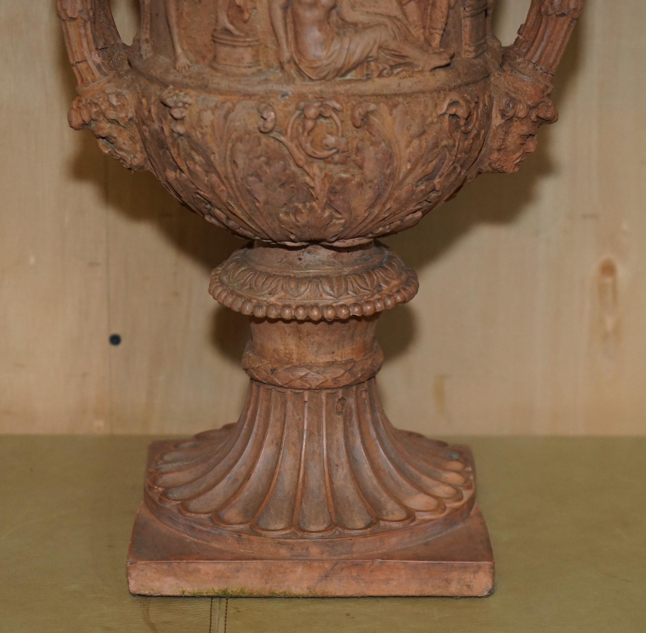 ANTiQUE PAR DE FRESCOS MEDICIS DE 1880 DE LA MITOLOGÍA GRIEGA TERRACOTTA Frascos de plantas Hecho a mano en venta