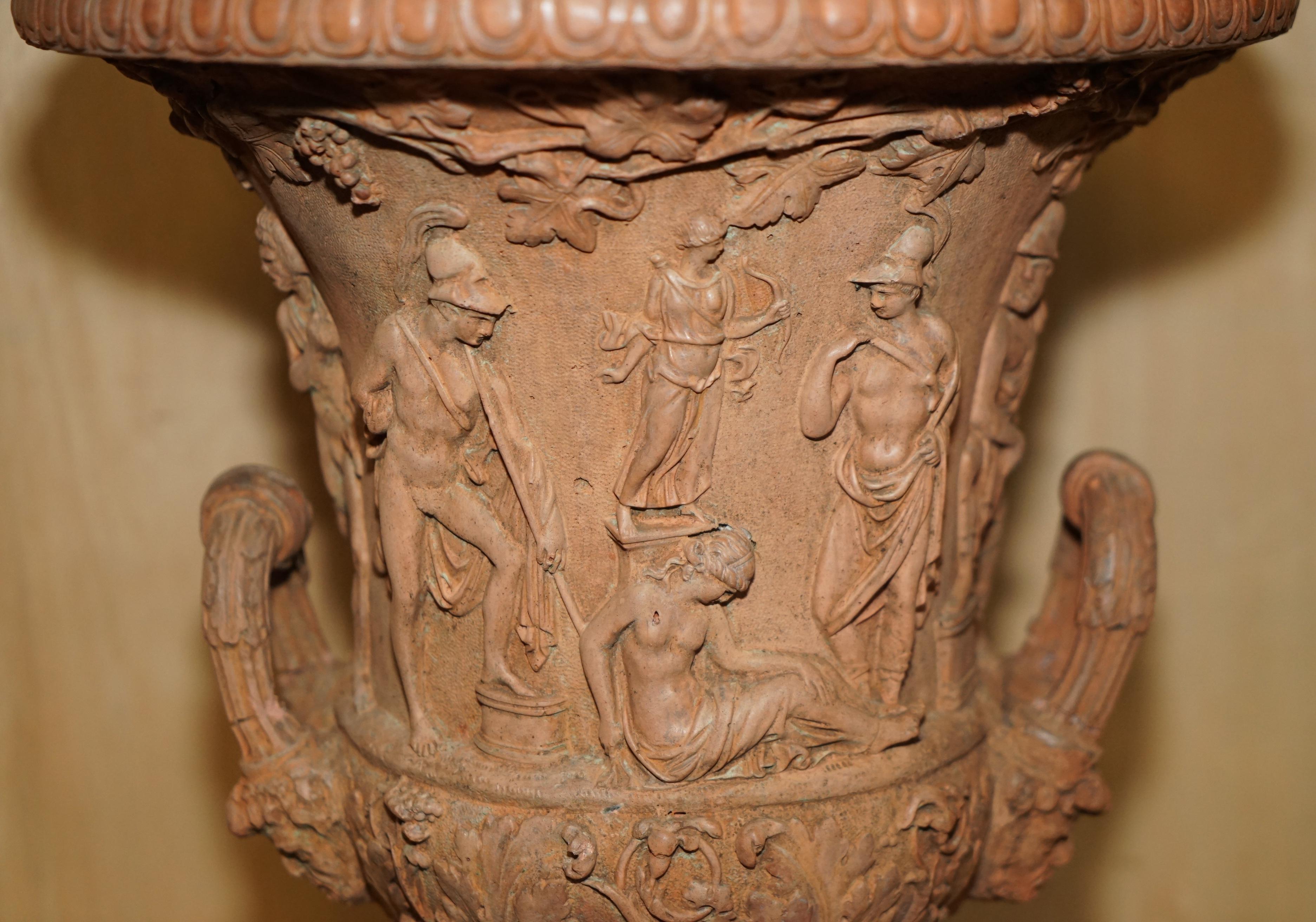 ANTiQUE PAR DE FRESCOS MEDICIS DE 1880 DE LA MITOLOGÍA GRIEGA TERRACOTTA Frascos de plantas en Bueno estado para la venta en West Sussex, Pulborough