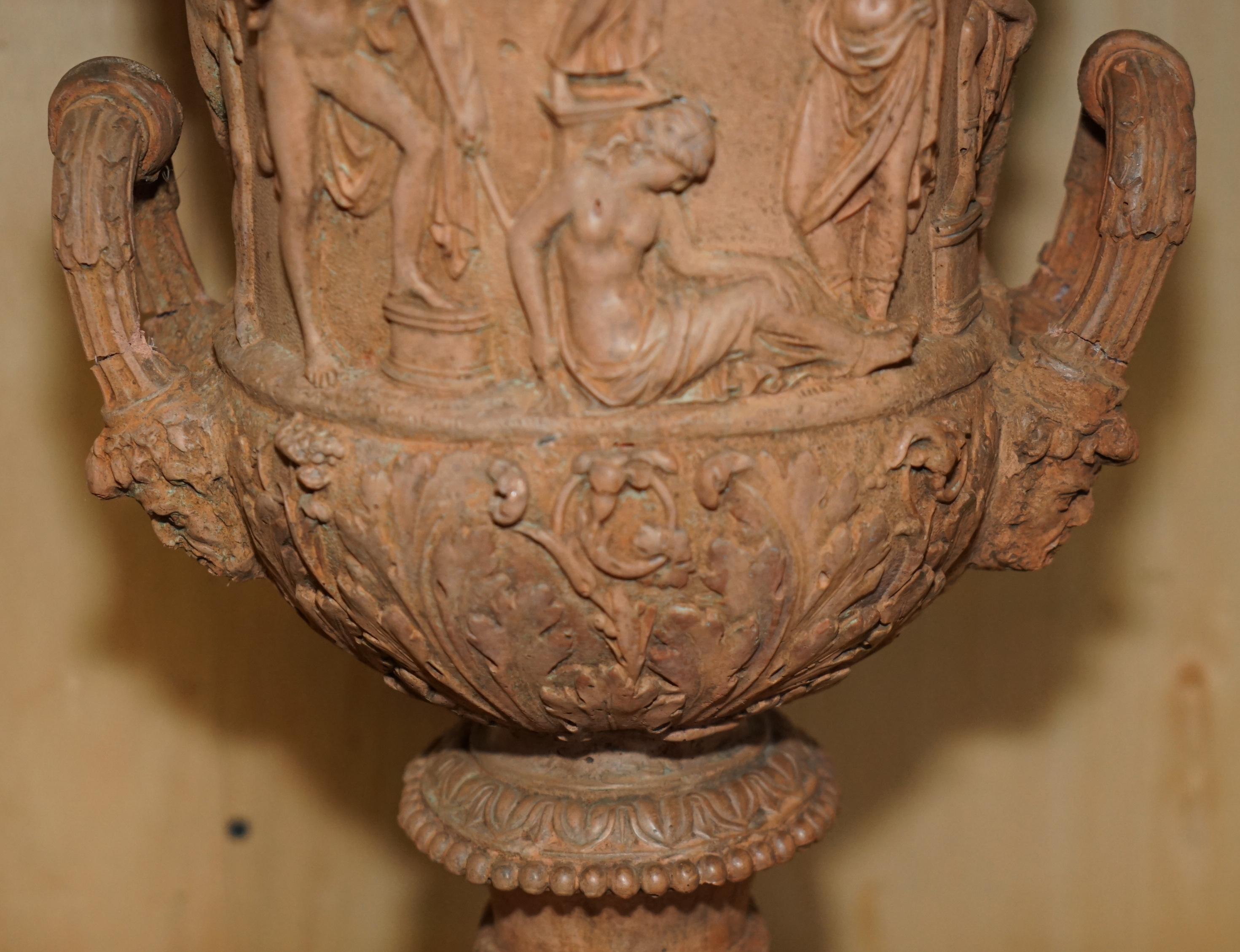 ANTiQUE PAR DE FRESCOS MEDICIS DE 1880 DE LA MITOLOGÍA GRIEGA TERRACOTTA Frascos de plantas Fines del siglo XIX en venta