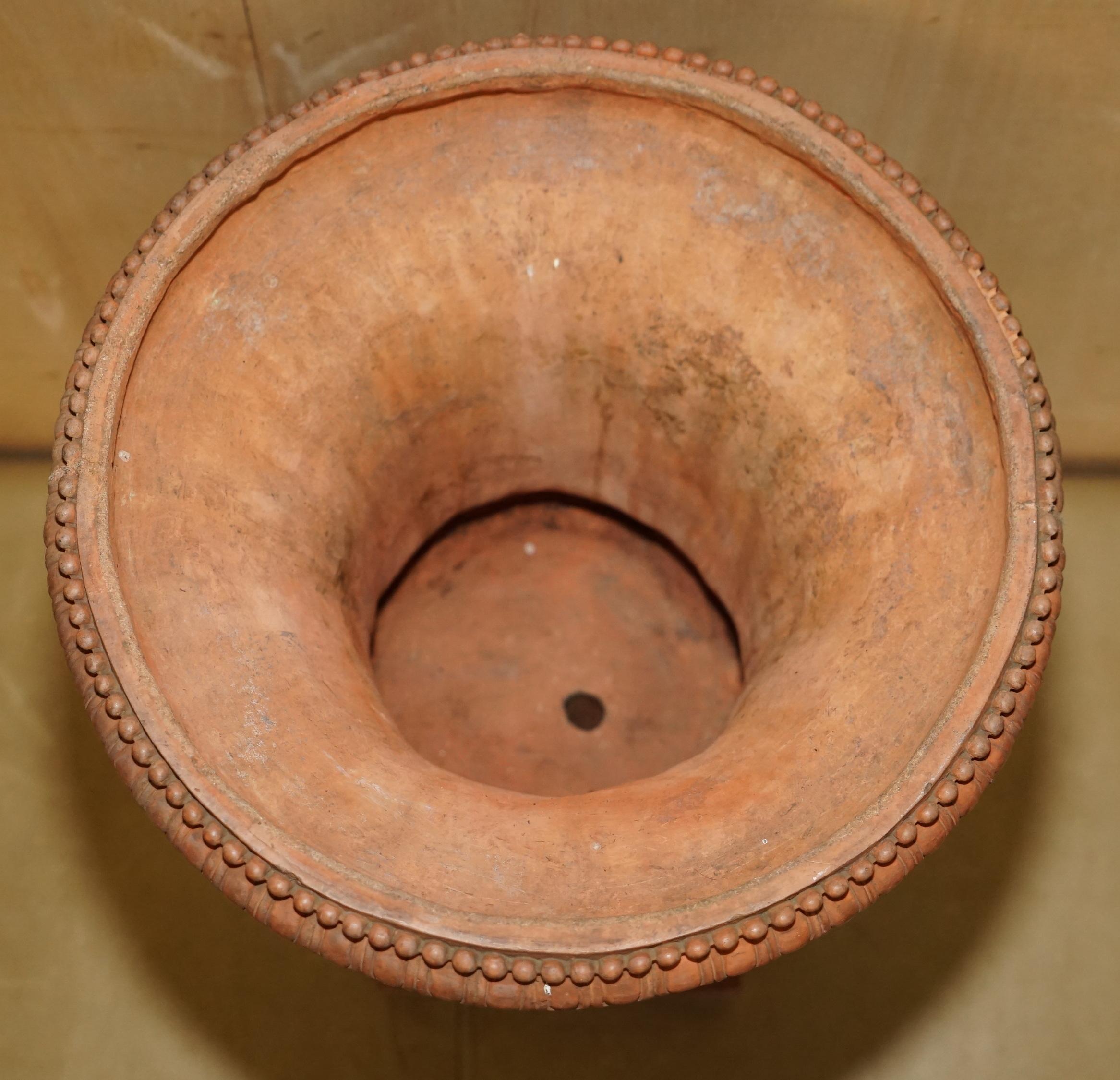 ANTiQUE PAR DE FRESCOS MEDICIS DE 1880 DE LA MITOLOGÍA GRIEGA TERRACOTTA Frascos de plantas Terracota en venta