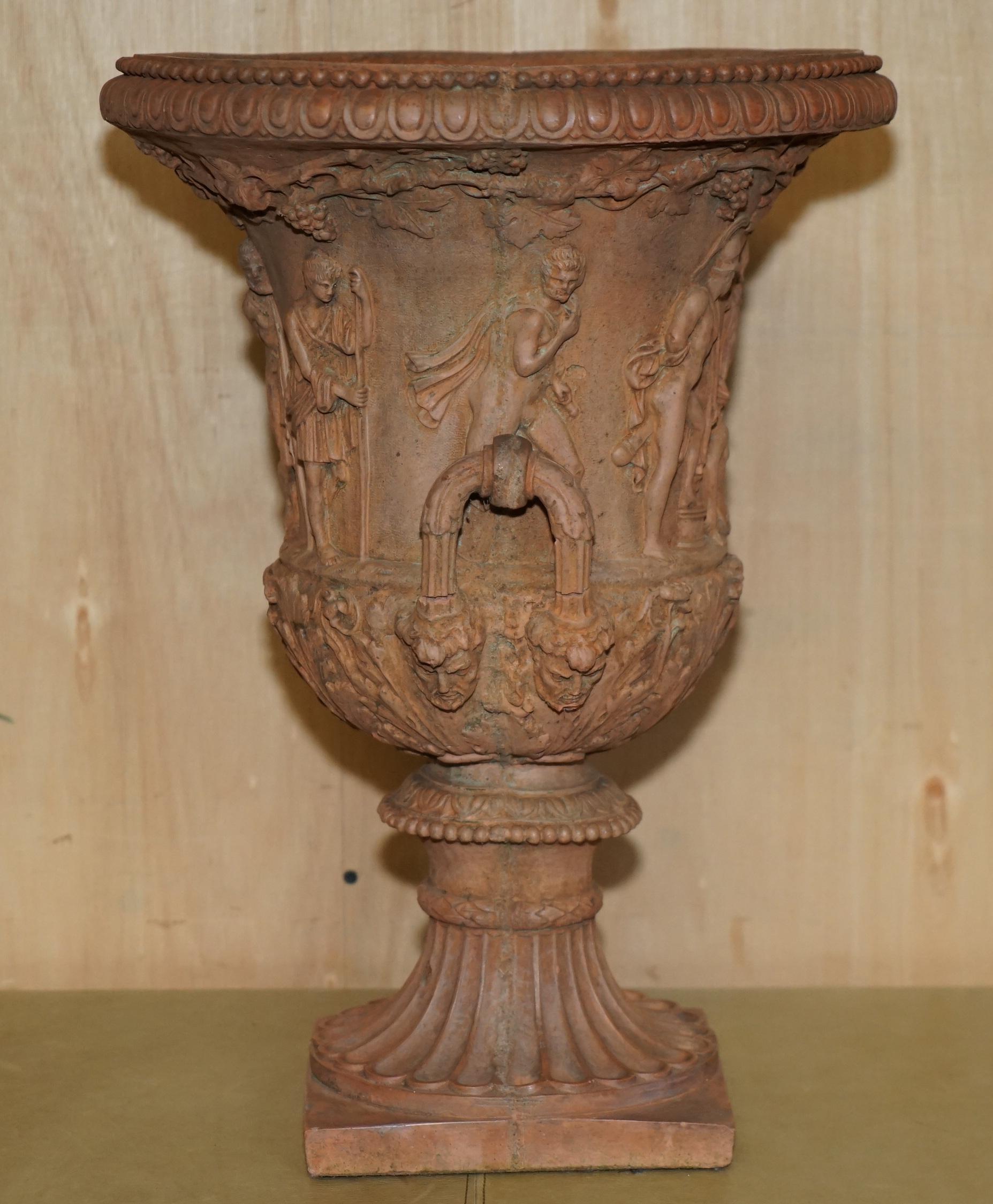 ANTiQUE PAR DE FRESCOS MEDICIS DE 1880 DE LA MITOLOGÍA GRIEGA TERRACOTTA Frascos de plantas en venta 1