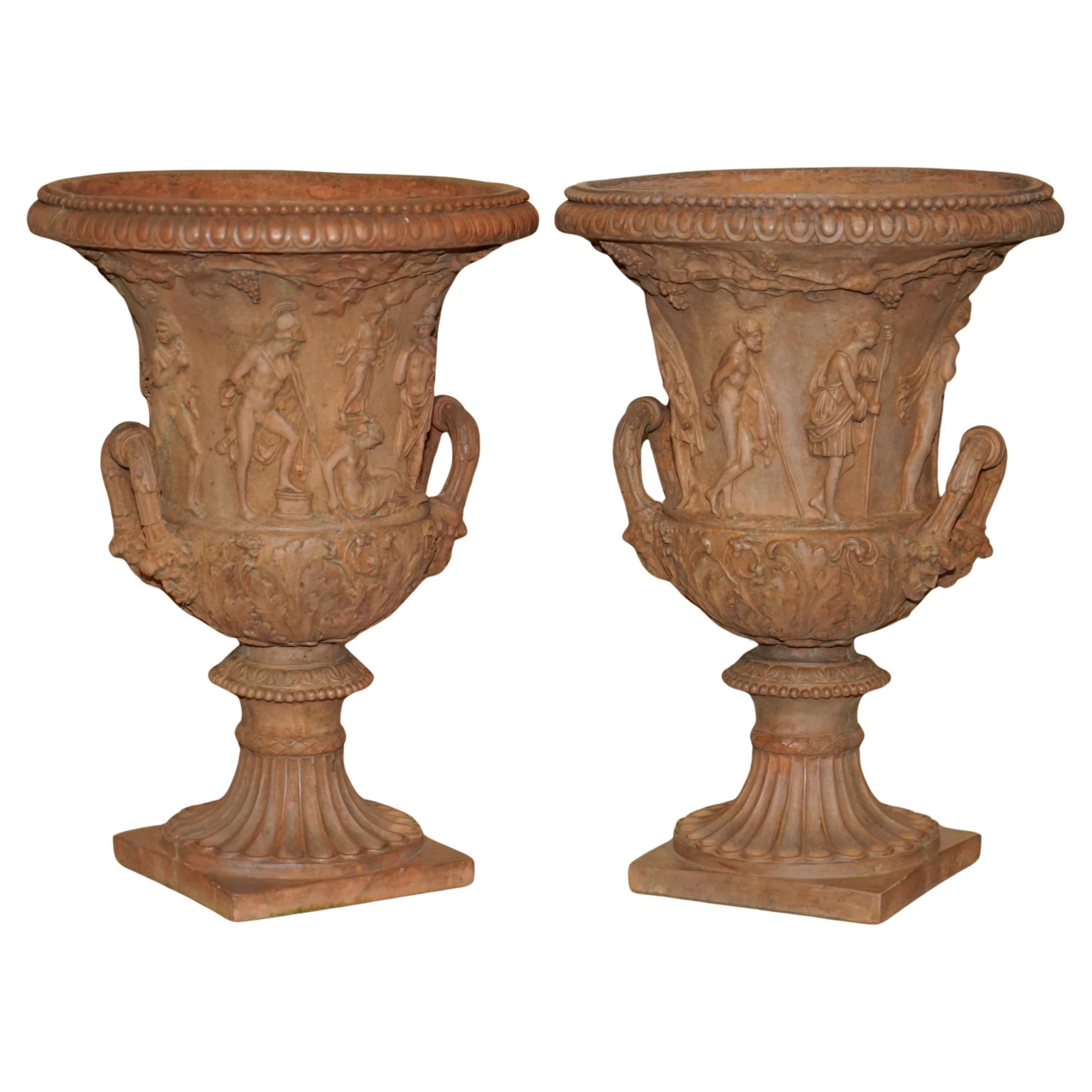 ANTiQUE PAR DE FRESCOS MEDICIS DE 1880 DE LA MITOLOGÍA GRIEGA TERRACOTTA Frascos de plantas en venta