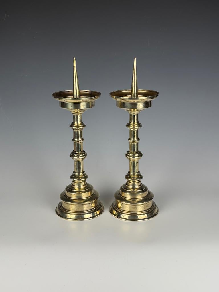 Paire de bougeoirs anciens en laiton flamand du 18e siècle - lourds et tournés

Une paire distinguée de chandeliers flamands en laiton du XVIIIe siècle, richement tournés et coulés avec un poids et une forme exceptionnels. Chaque chandelier est doté