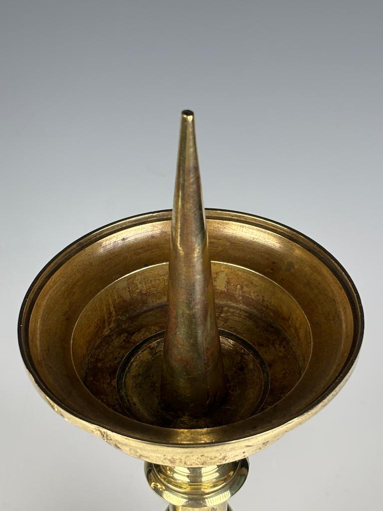 Paire de bougeoirs anciens en laiton flamand du 18ème si�ècle Bon état - En vente à Lincoln, GB