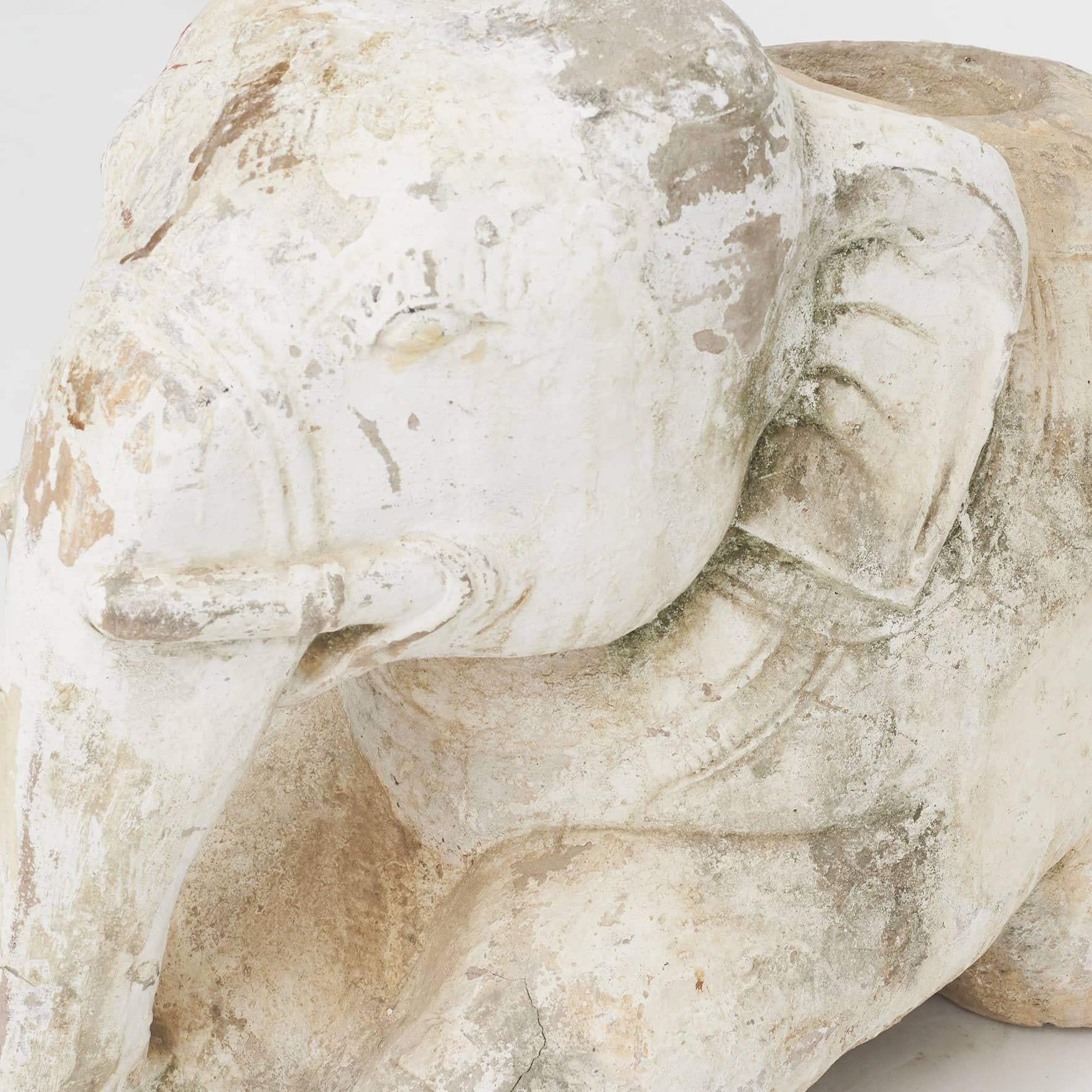 Paire d'éléphants de temple du 18ème siècle sculptés dans du grès de Birmanie Bon état - En vente à Kastrup, DK