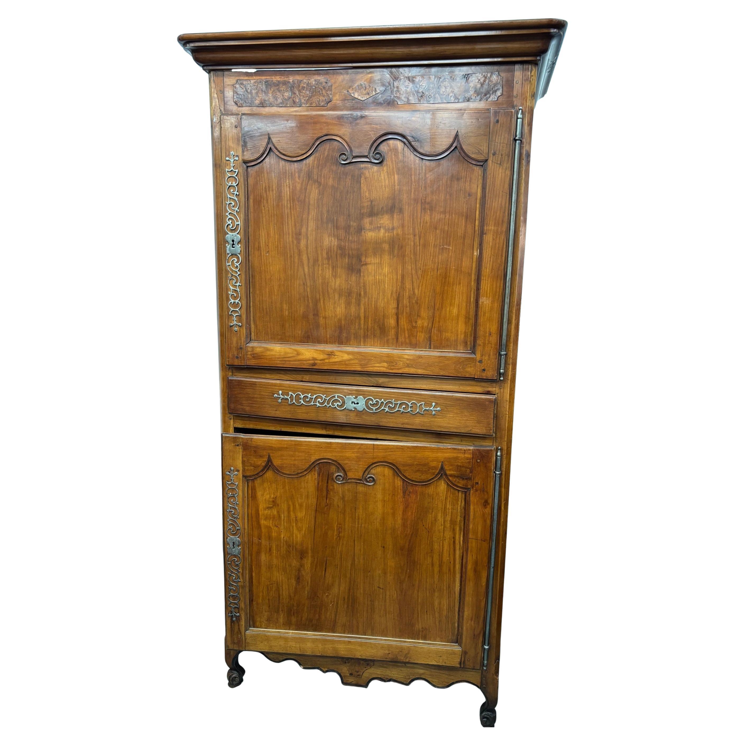 A fine pair of 18th Century antique French Provincial walnut bonnetiere armoire, circa 1780.
This very handsome pair of armoires each having a removeable cornice, both armoire with twin paneled doors, one armoire with a single drawer the other with