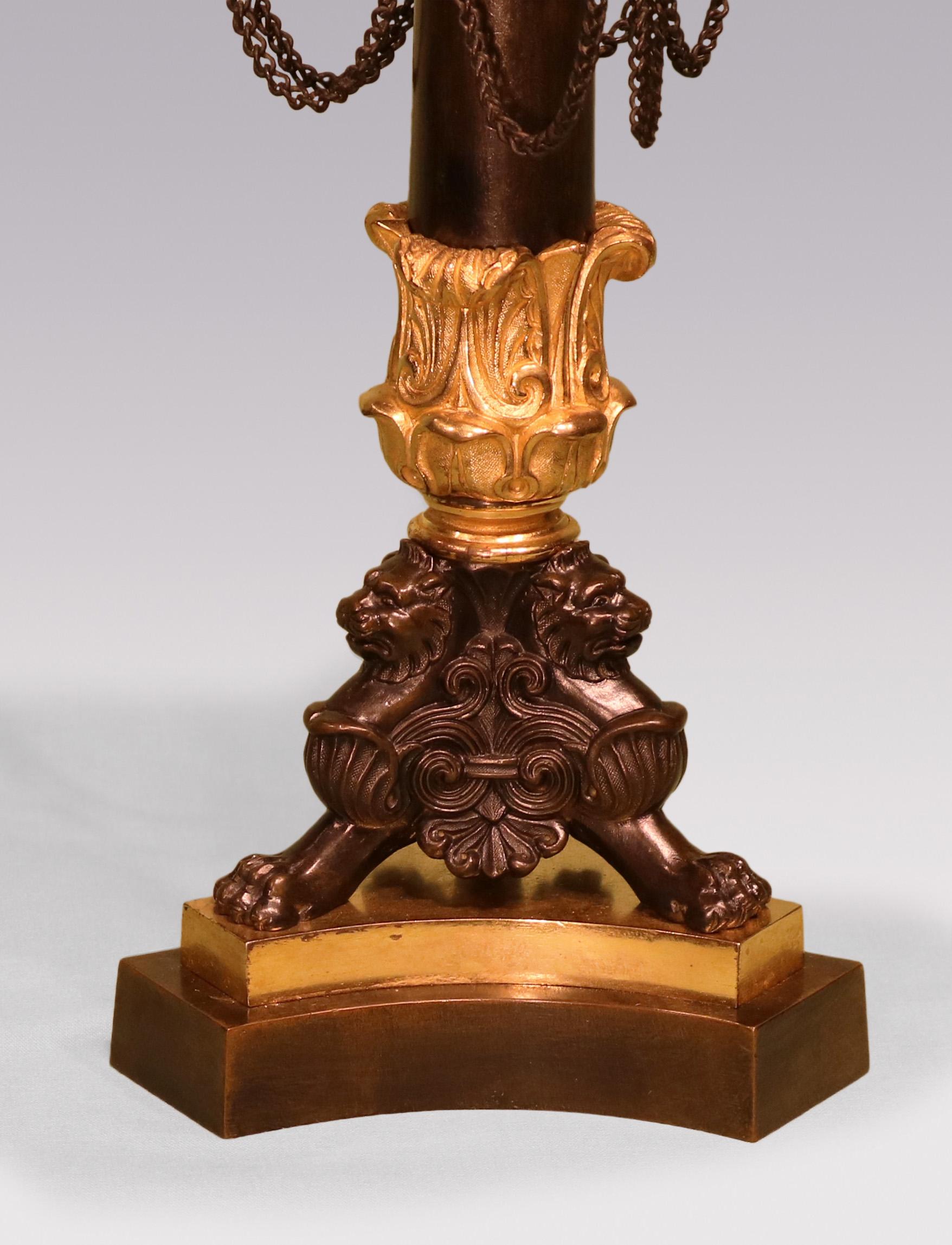 Inglese Antica coppia di candelabri in bronzo e ormolu del XIX secolo in vendita