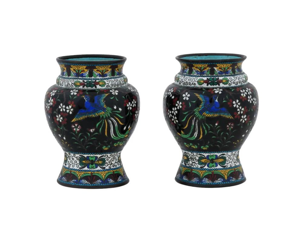 Japonais Ancienne paire de vases cloisonnés japonais du 19e siècle et du début de l'ère Meiji avec des oiseaux  en vente