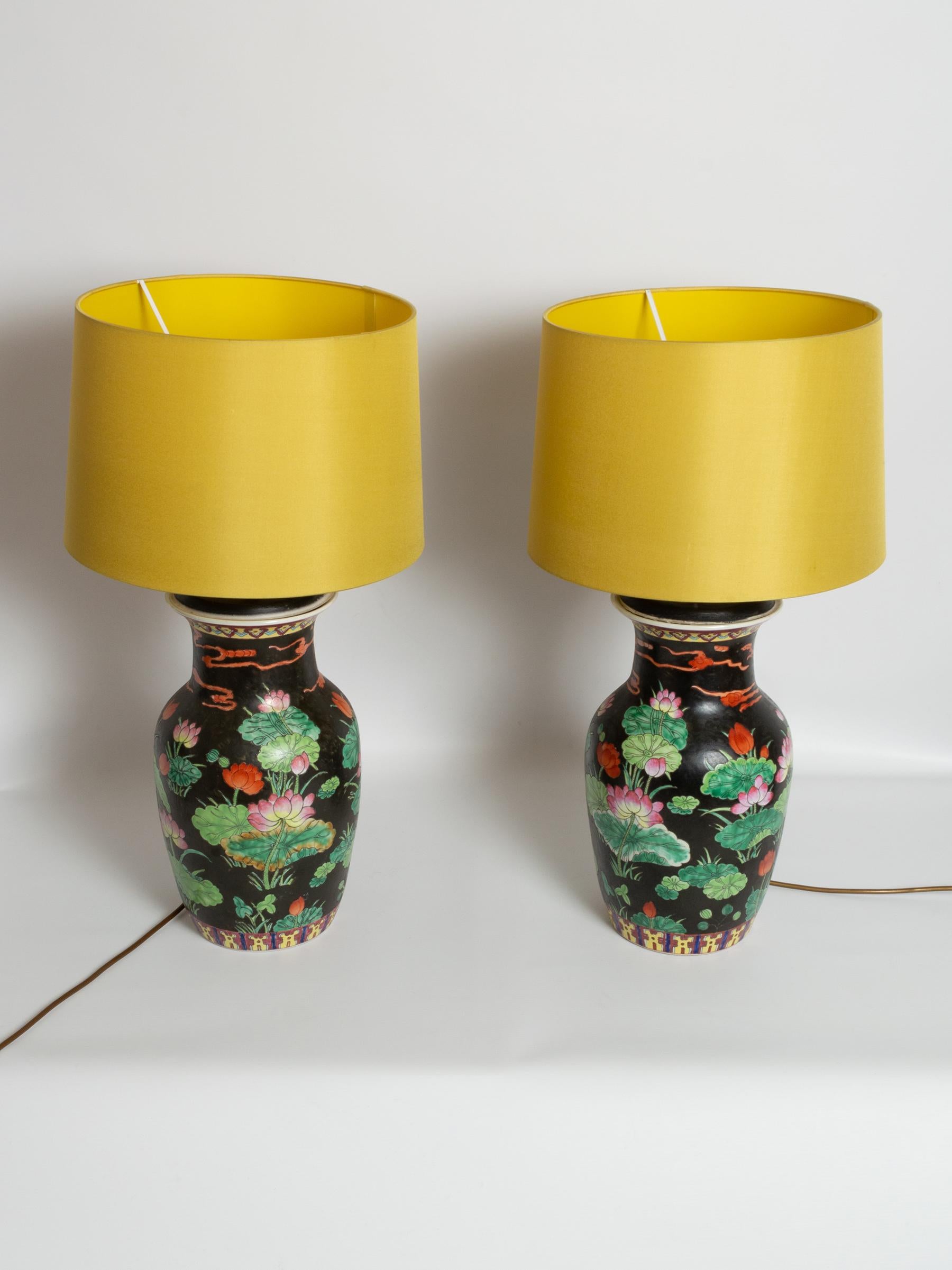 Paire ancienne de lampes-vases chinoises Famille Noire du 19e siècle, vers 1860 en vente 3
