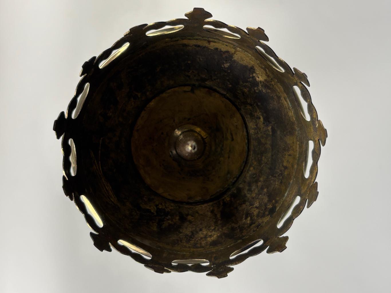 Coppia di candelabri da chiesa in ottone in stile gotico revival francese del 19° secolo in vendita 5