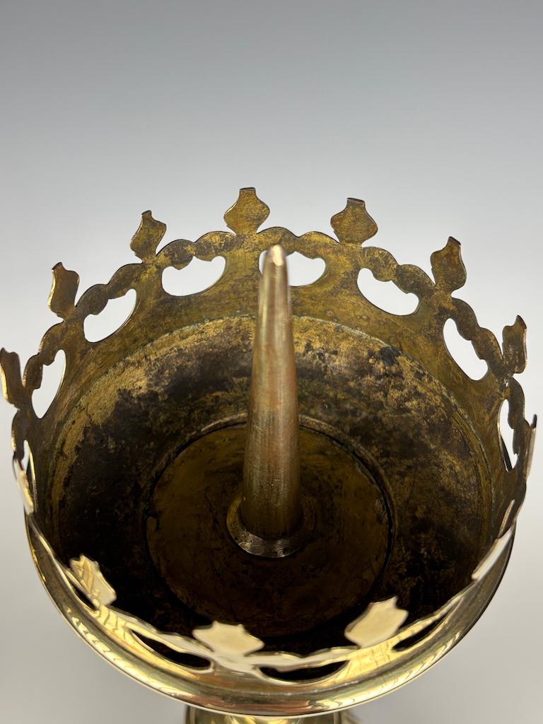 Coppia di candelabri da chiesa in ottone in stile gotico revival francese del 19° secolo in vendita 6