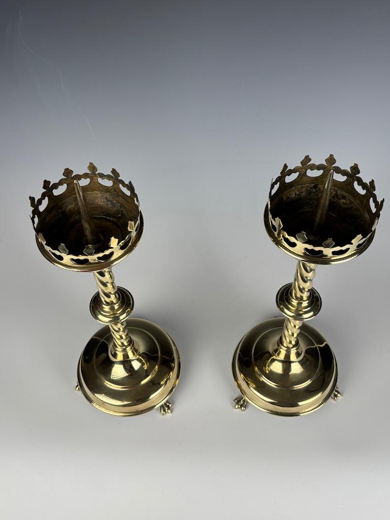Coppia di candelabri da chiesa in ottone in stile gotico revival francese del 19° secolo in vendita 9