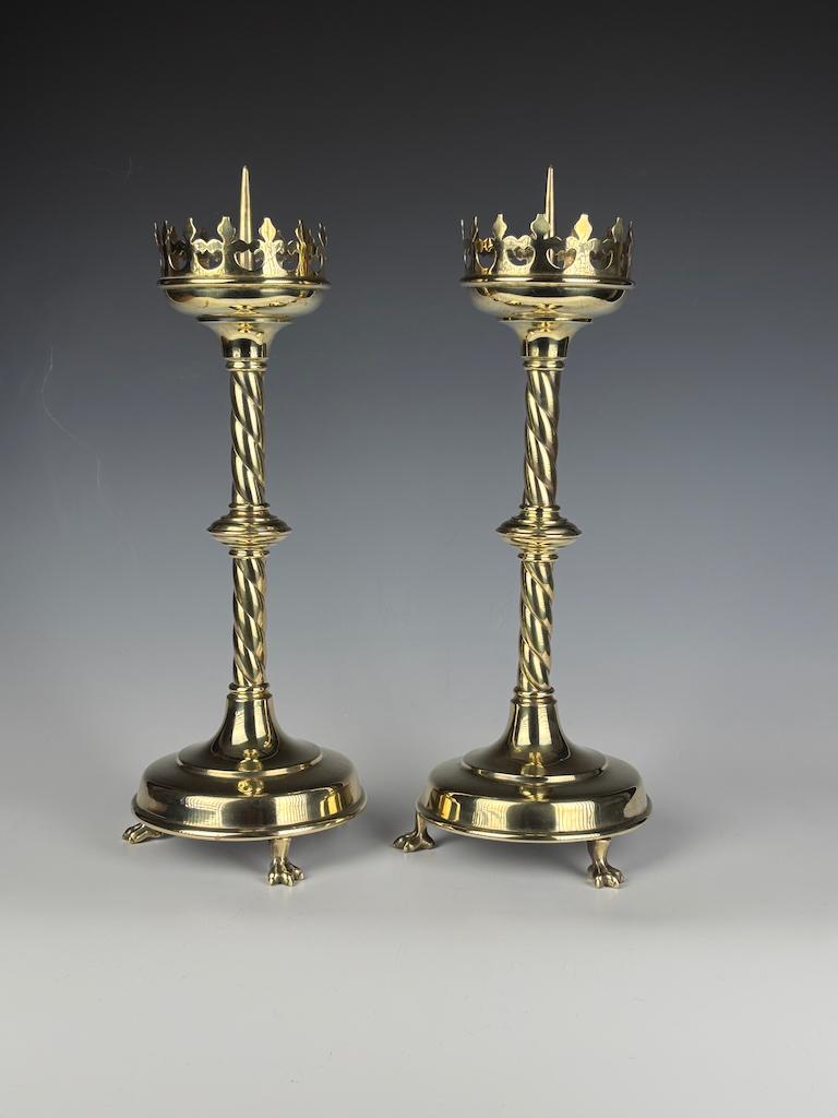 Coppia di candelabri da chiesa in ottone in stile gotico revival francese del 19° secolo

Un'eccezionale coppia di candelabri da chiesa in ottone del XIX secolo, riccamente ornati ed evocativi del design ecclesiastico del periodo dell'Alto Gotico.