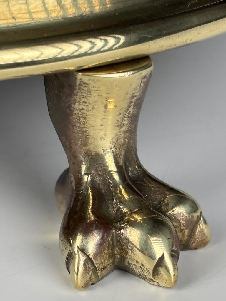 XIX secolo Coppia di candelabri da chiesa in ottone in stile gotico revival francese del 19° secolo in vendita