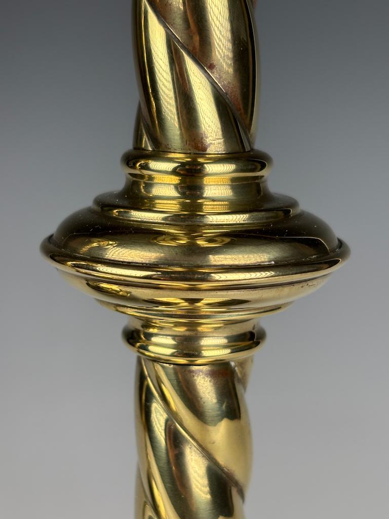 Coppia di candelabri da chiesa in ottone in stile gotico revival francese del 19° secolo in vendita 3