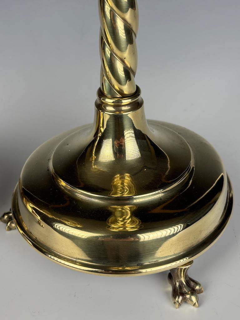 Coppia di candelabri da chiesa in ottone in stile gotico revival francese del 19° secolo in vendita 4