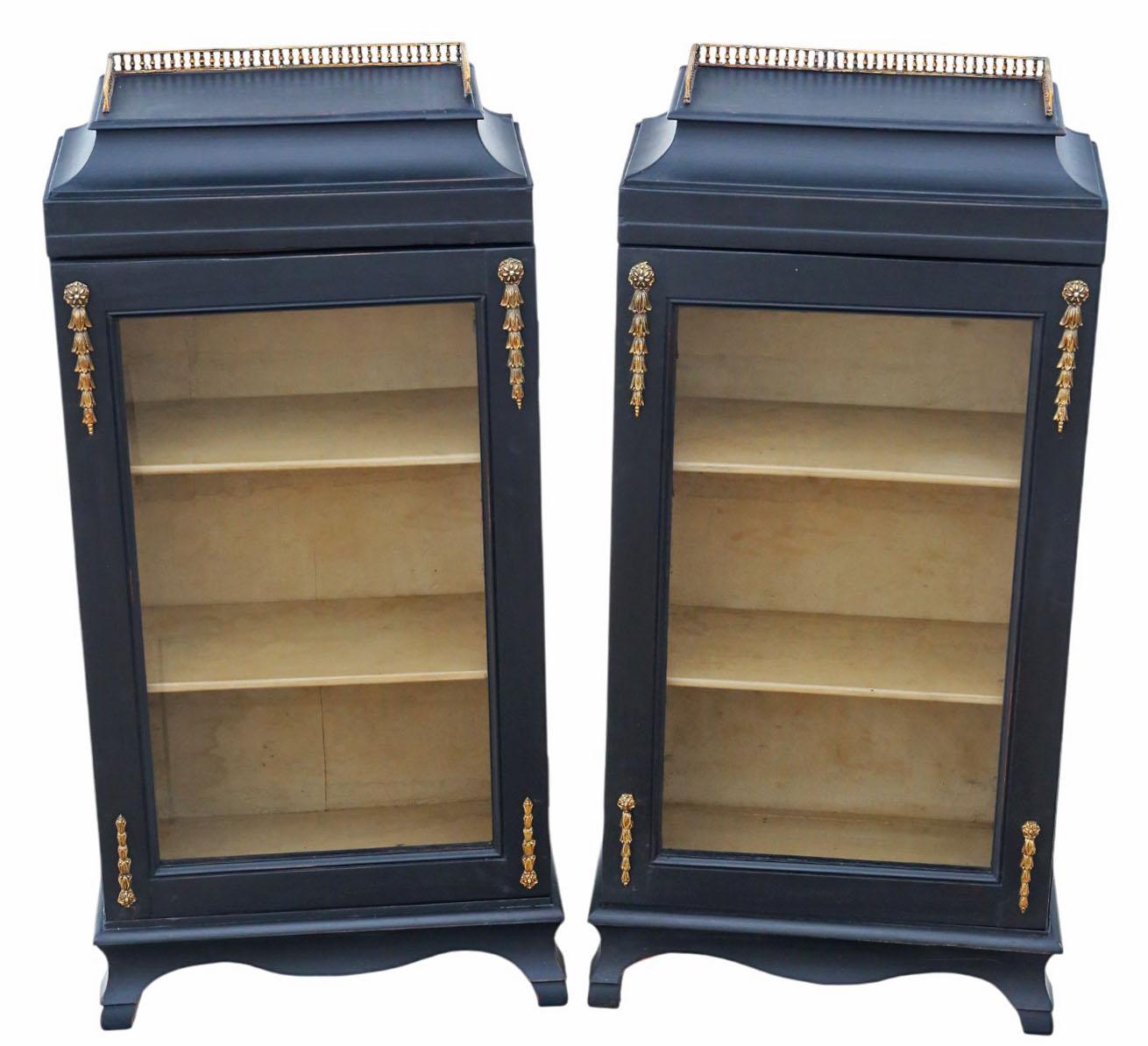 Paire d'armoires / bibliothèques anciennes peintes du 19ème siècle - Meubles d'exposition de grande qualité

Paire de vitrines/bibliothèques à piliers peints de belle qualité du 19e siècle, joliment repeintes en noir. Avec leur forme élégante et